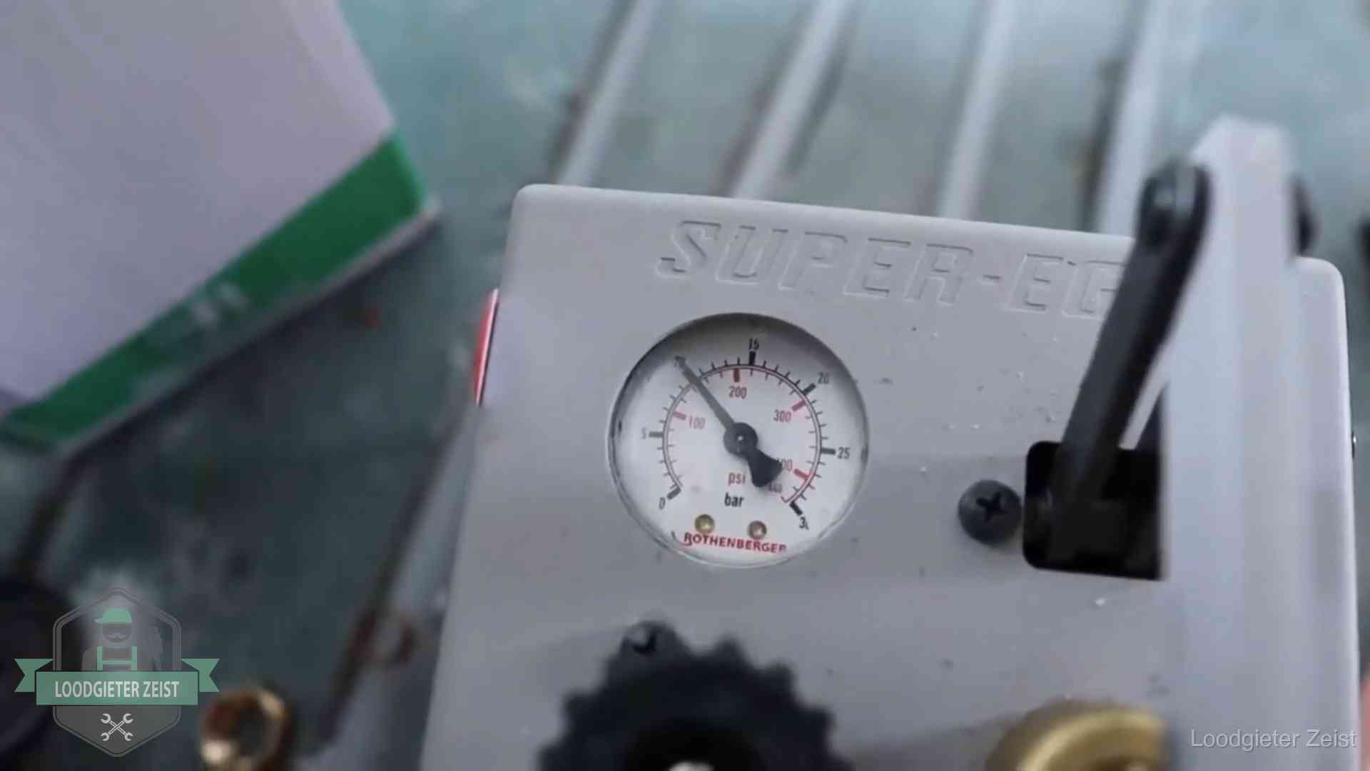 Verzekerd en aansprakelijk in Zeist Manometer van een afperspomp bij controle van nieuw leidingwerk in Zeist