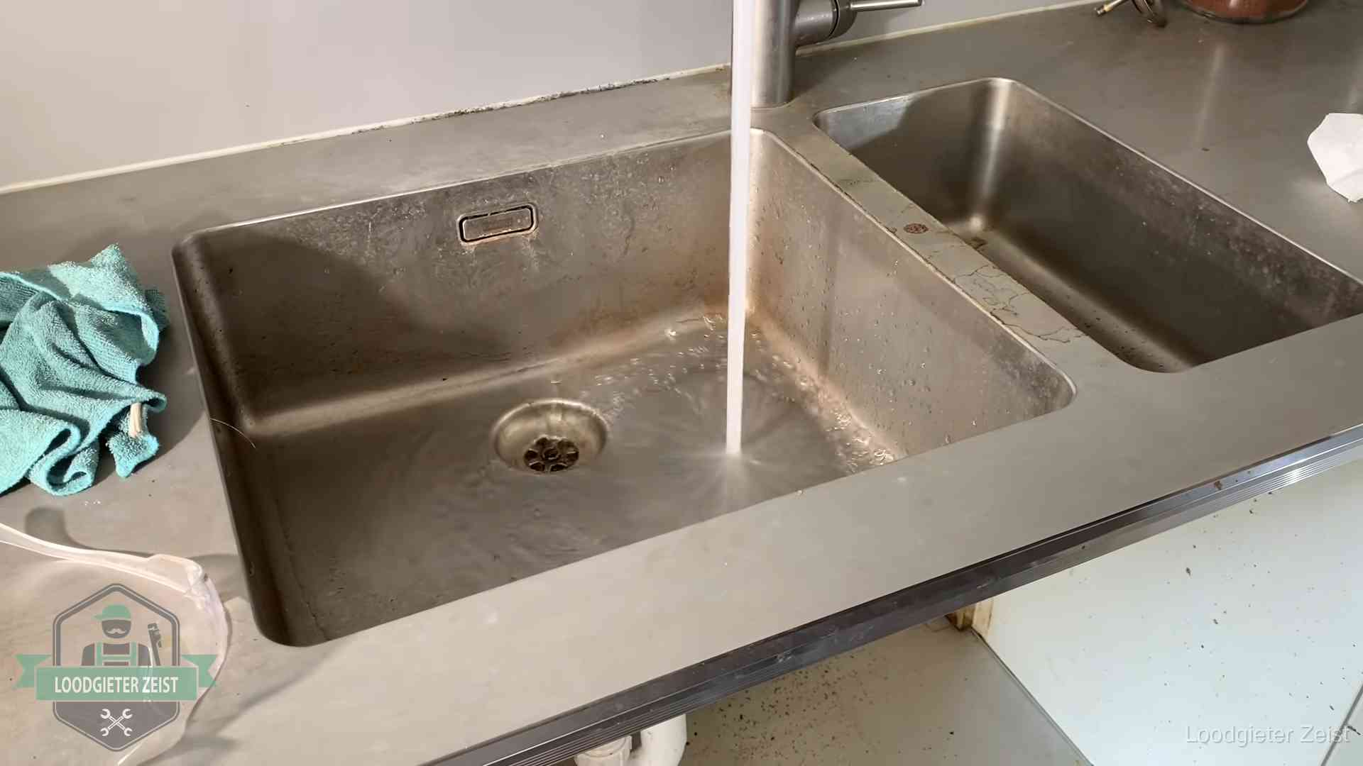 Doorstroomtest van de afvoer bij een gootsteen in Zeist