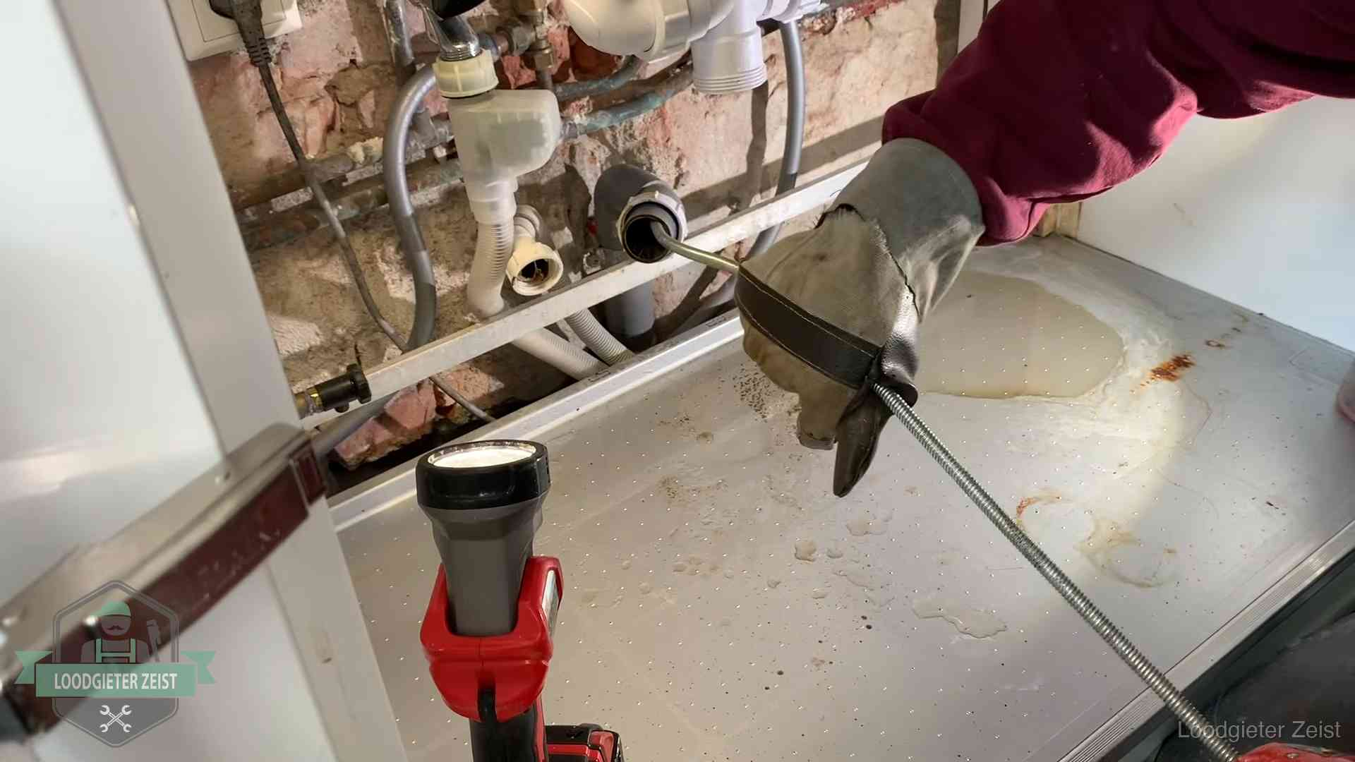 Ontstoppingsveer wordt preventief door een afvoeraansluiting gehaald in Zeist