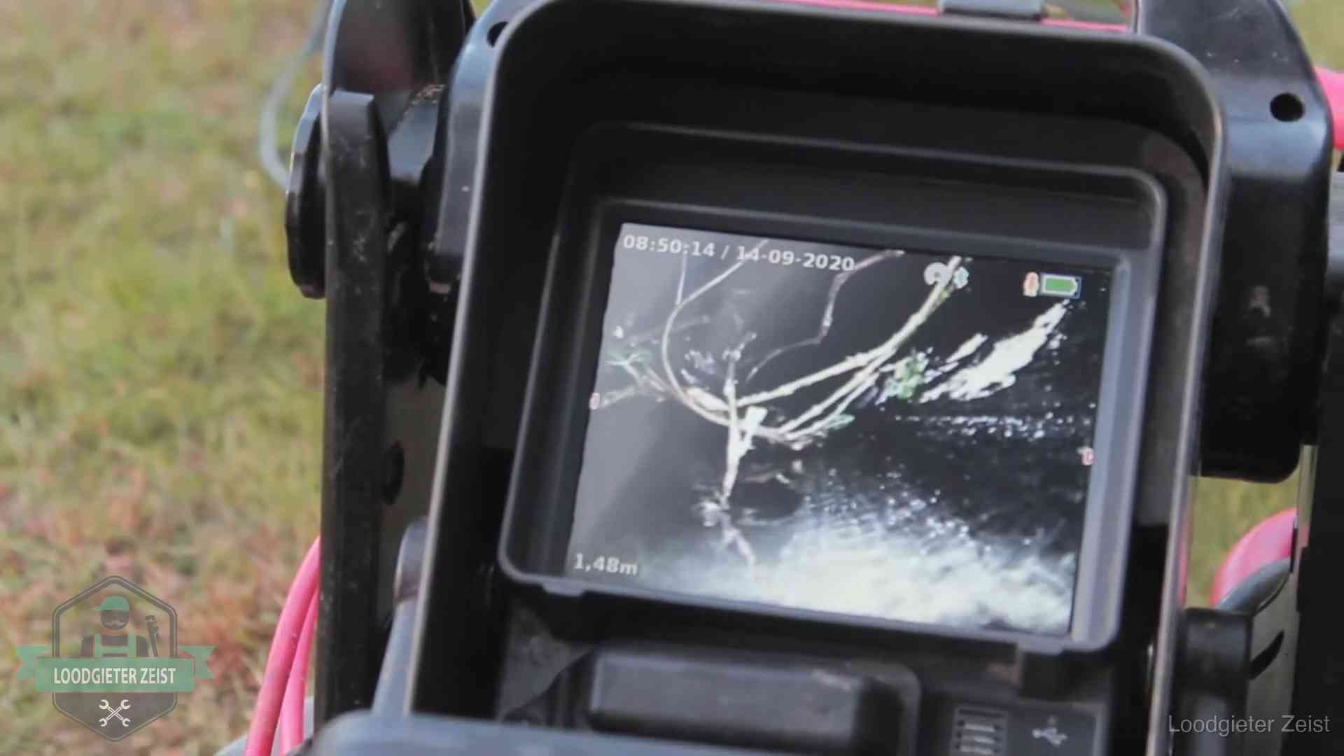 Monitor van een rioolcamera toont wortelingroei in de rioolbuis bij een woning in Zeist