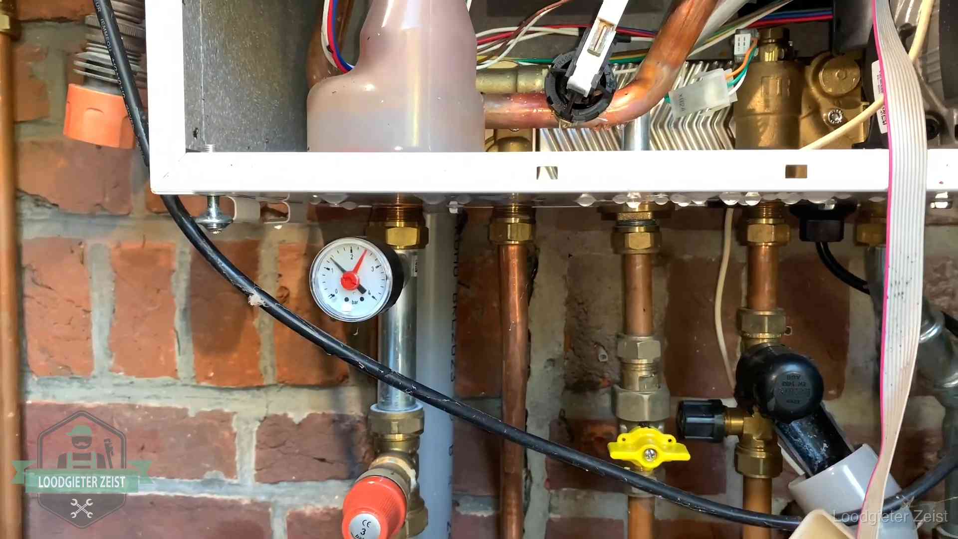 Cv-ketel verliest druk in Zeist Manometer en aansluitleidingen onder een cv-ketel in Zeist bij controle op drukverlies