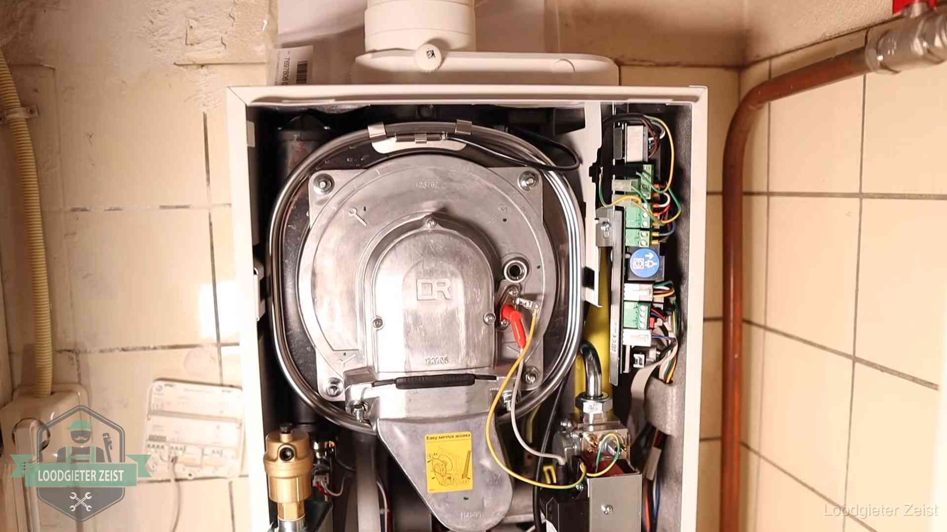 Geopende cv-ketel met warmtewisselaar tijdens periodiek onderhoud in Zeist