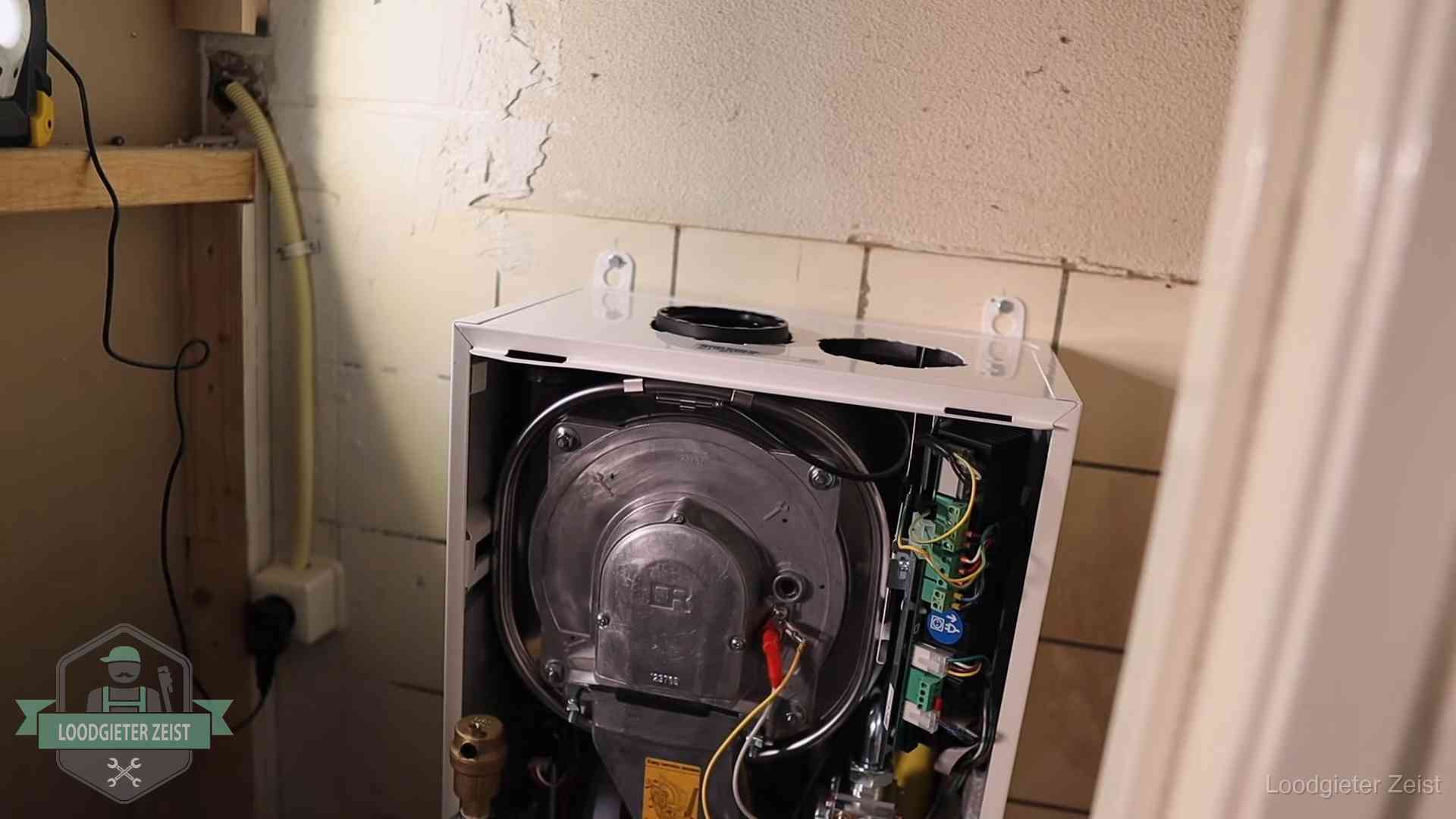 Geopende cv-ketel tijdens een onderhoudsbeurt in Zeist, met brander en warmtewisselaar zichtbaar