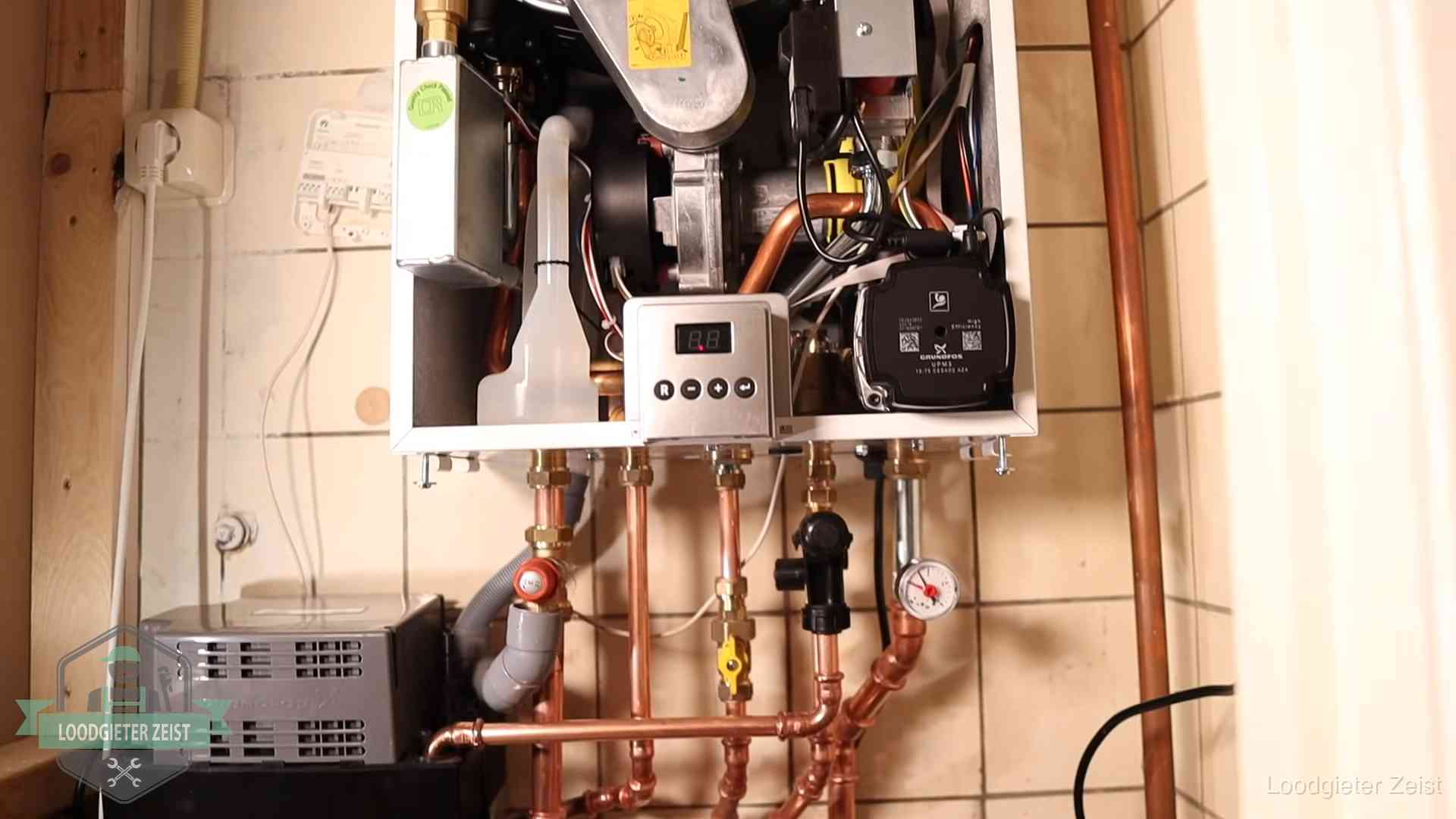 Geopende cv-ketel met brander en cv-pomp tijdens een onderhoudsbeurt in Zeist