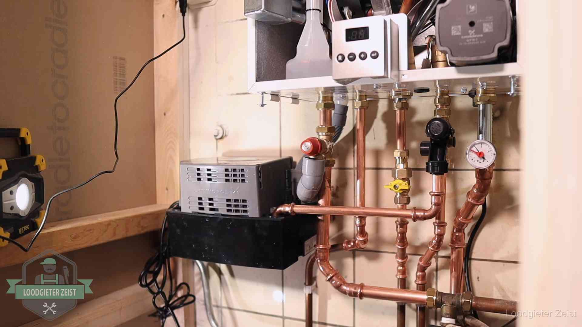 Nieuw koperen leidingwerk met pomp en manometer onder een vervangen cv-opstelling in Zeist