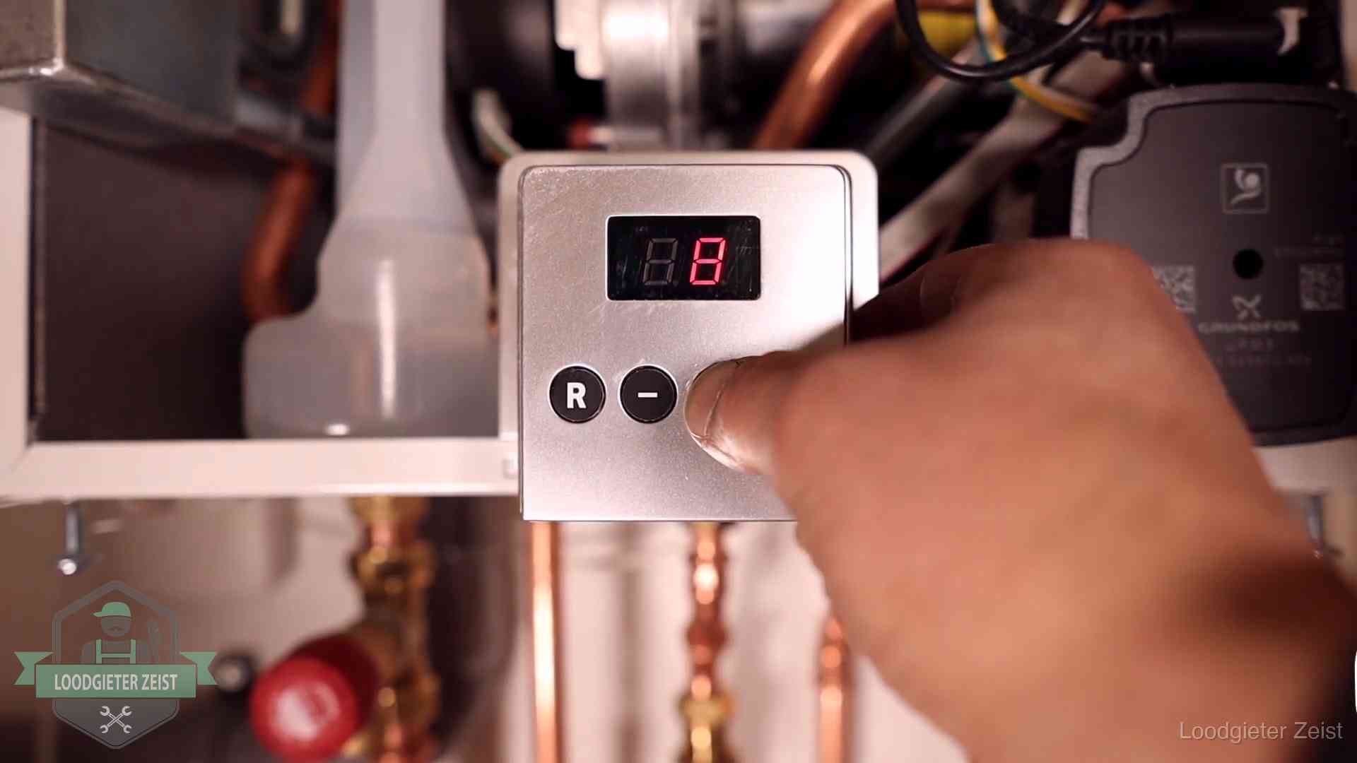 Monteur bedient het display van een cv-ketel bij een storing in Zeist