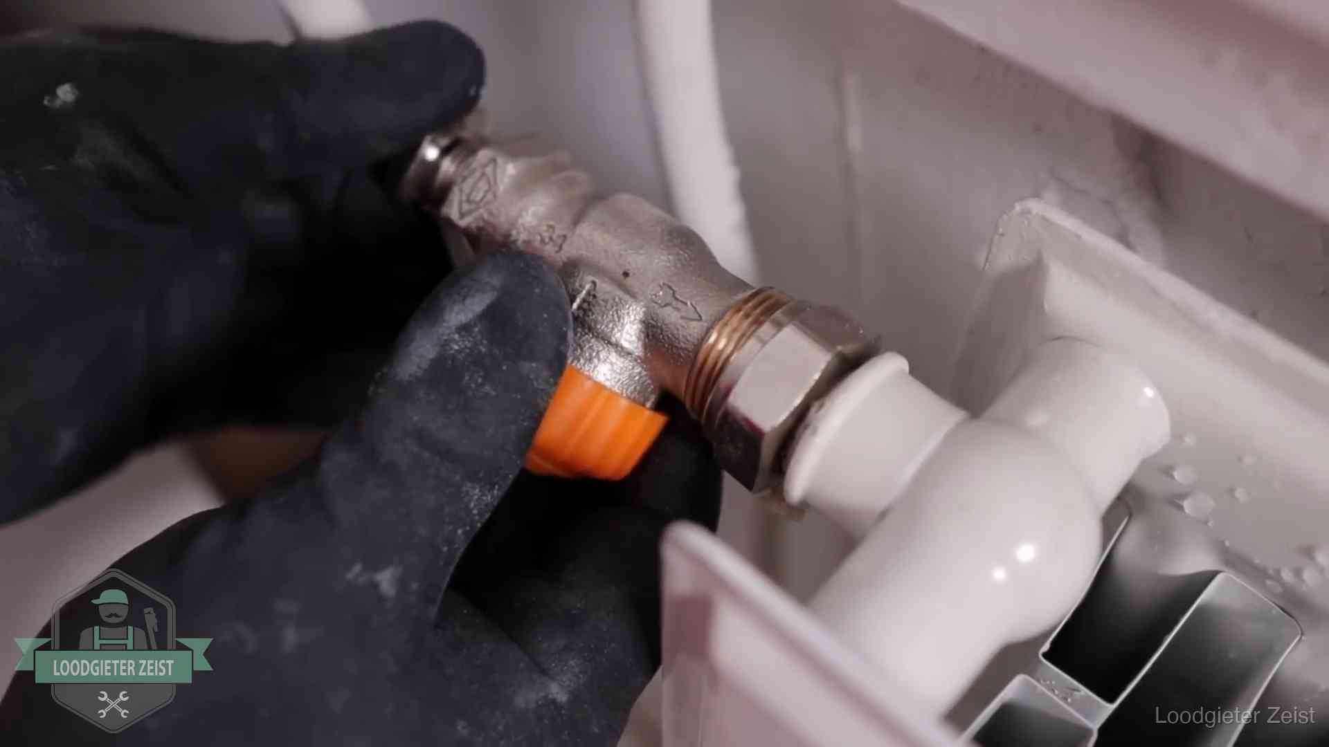 Thermostaatkraan wordt gemonteerd op een radiator in Zeist voor het stookseizoen