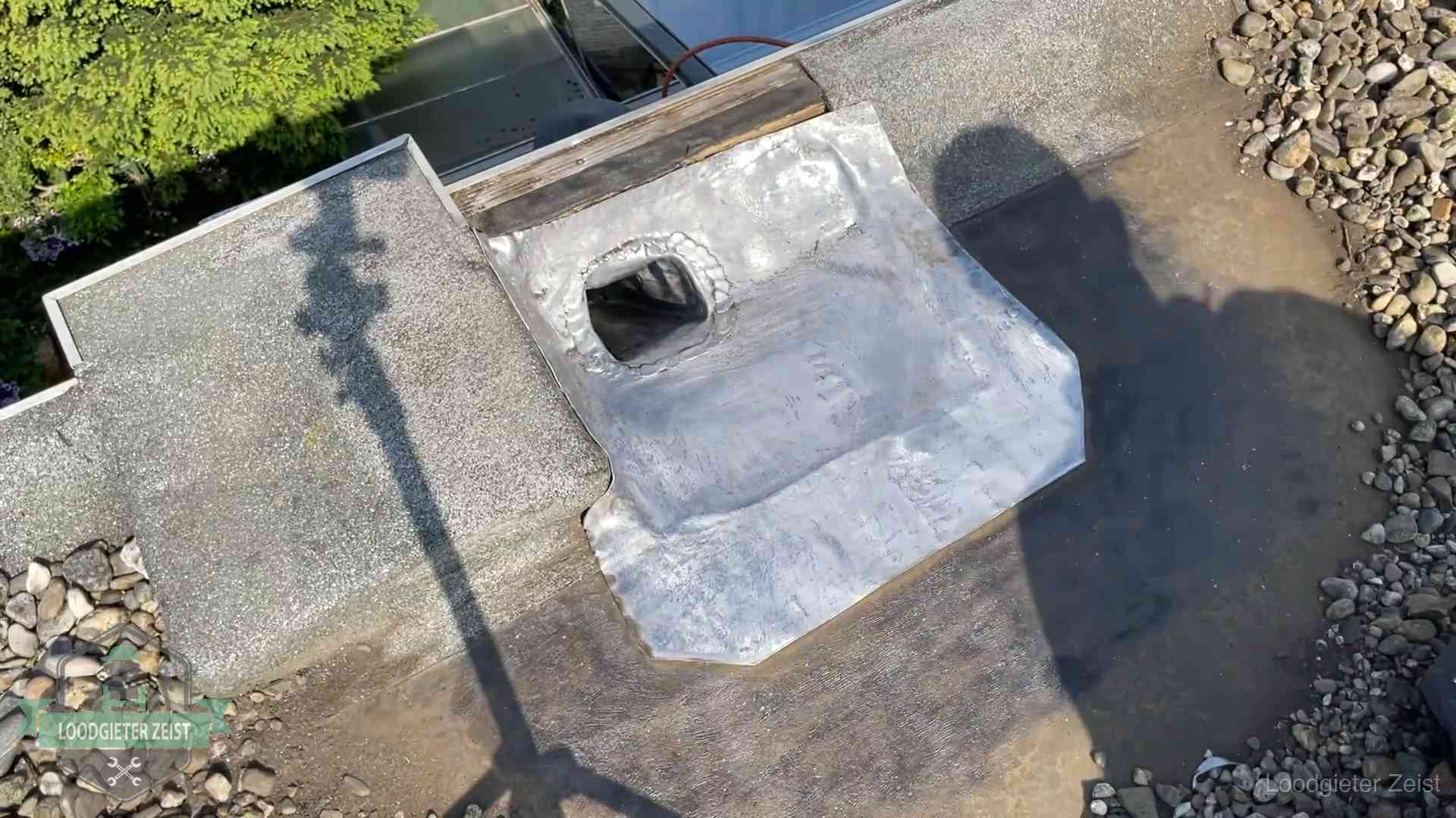 Vers afgedichte dakdoorvoer met lood en zink op een plat dak in Zeist