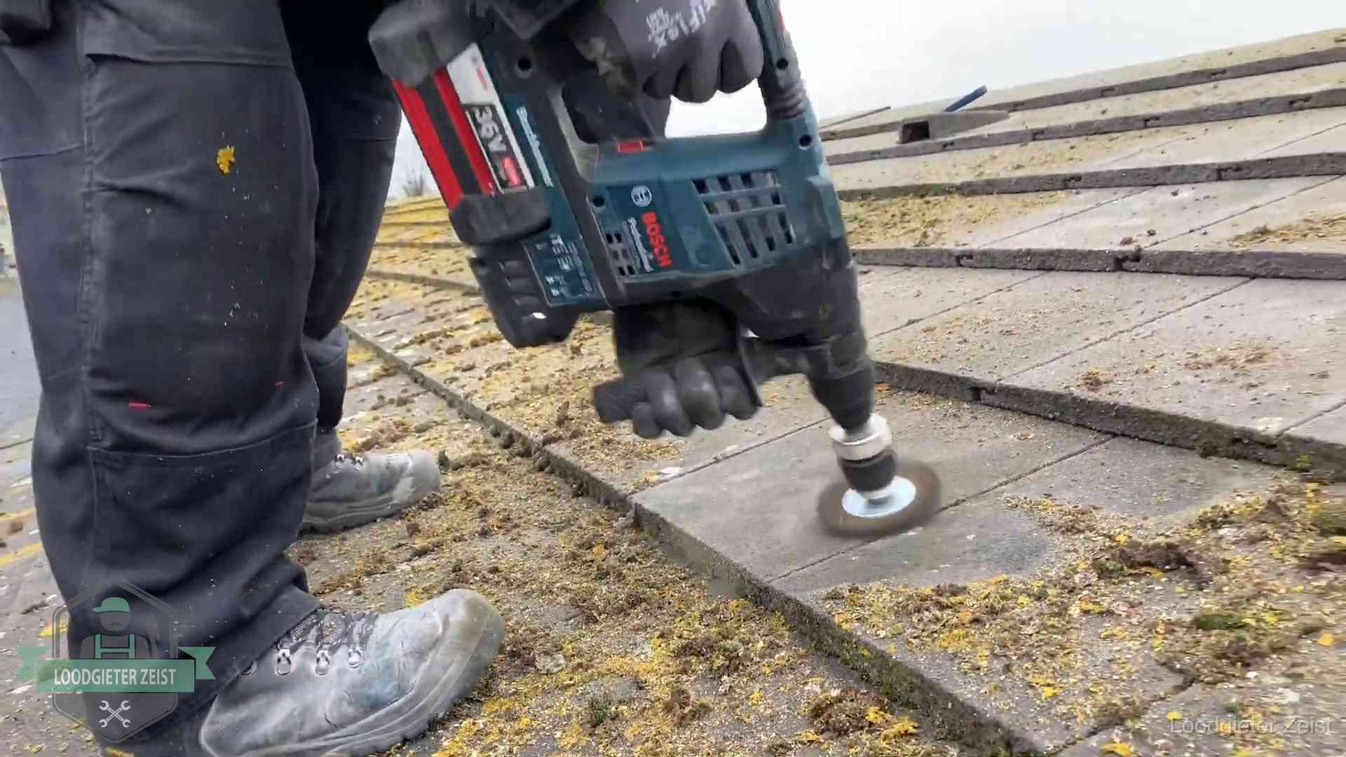 Betonnen dakpannen worden machinaal gereinigd tijdens dakonderhoud in Zeist