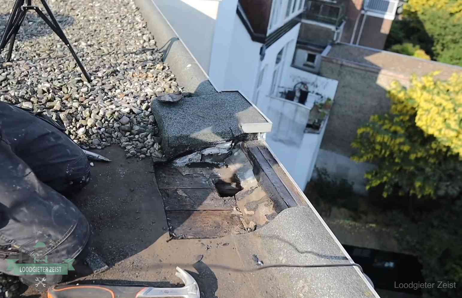 Opengelegde dakrand met verrot dakbeschot door een langdurige daklekkage in Zeist