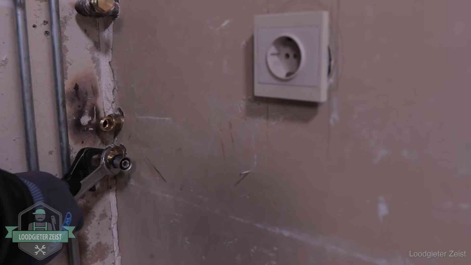 Erkend vakmanschap in Zeist Monteur draait een perskoppeling vast op een leidingaansluiting in Zeist