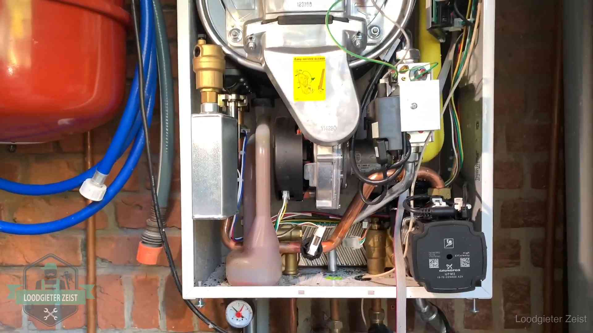 Geopende cv-ketel met rood expansievat in een woning in Zeist