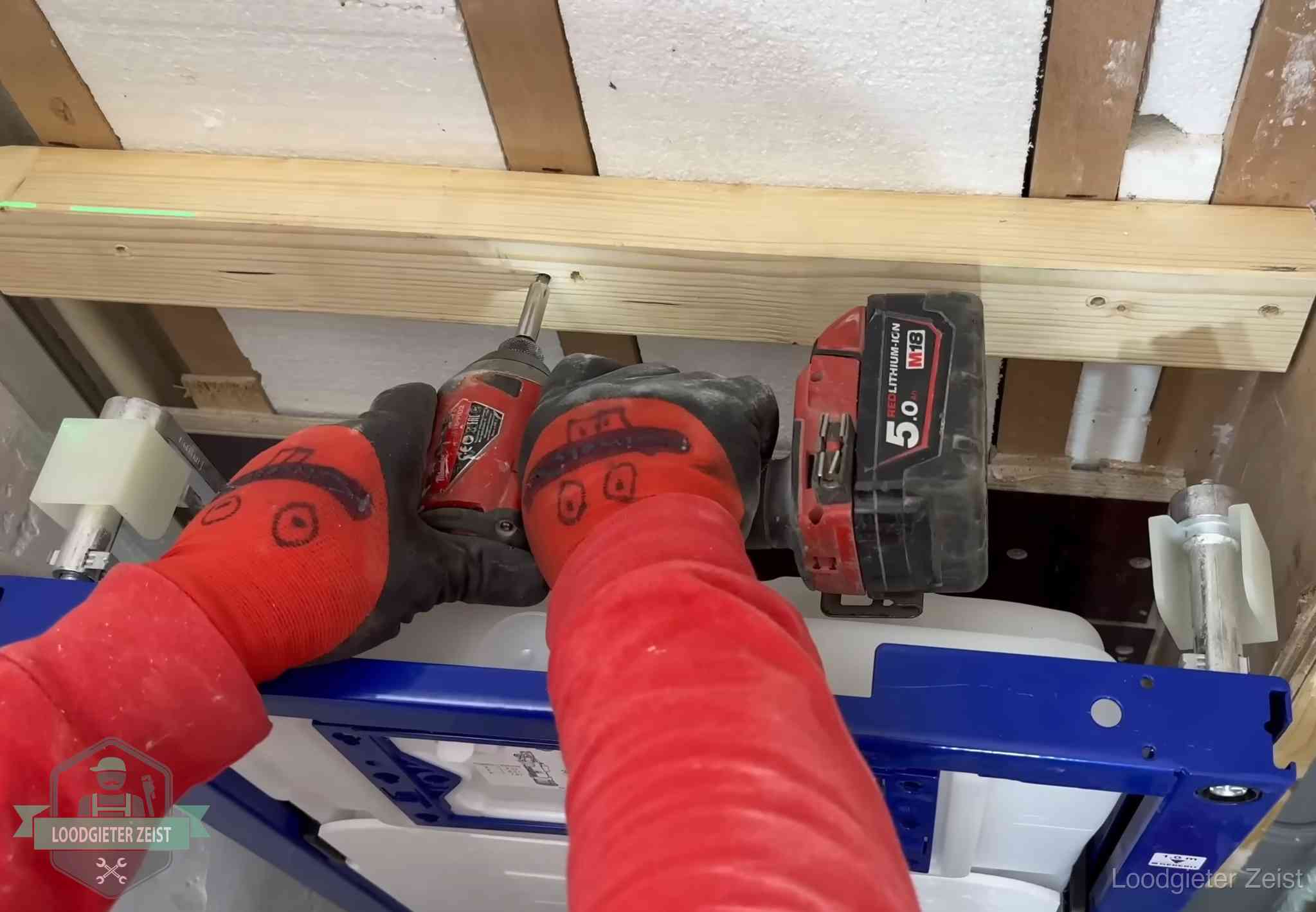 Fout in de wc-installatie opsporen in Zeist Monteur bevestigt een inbouwreservoir voor een hangend toilet in Zeist