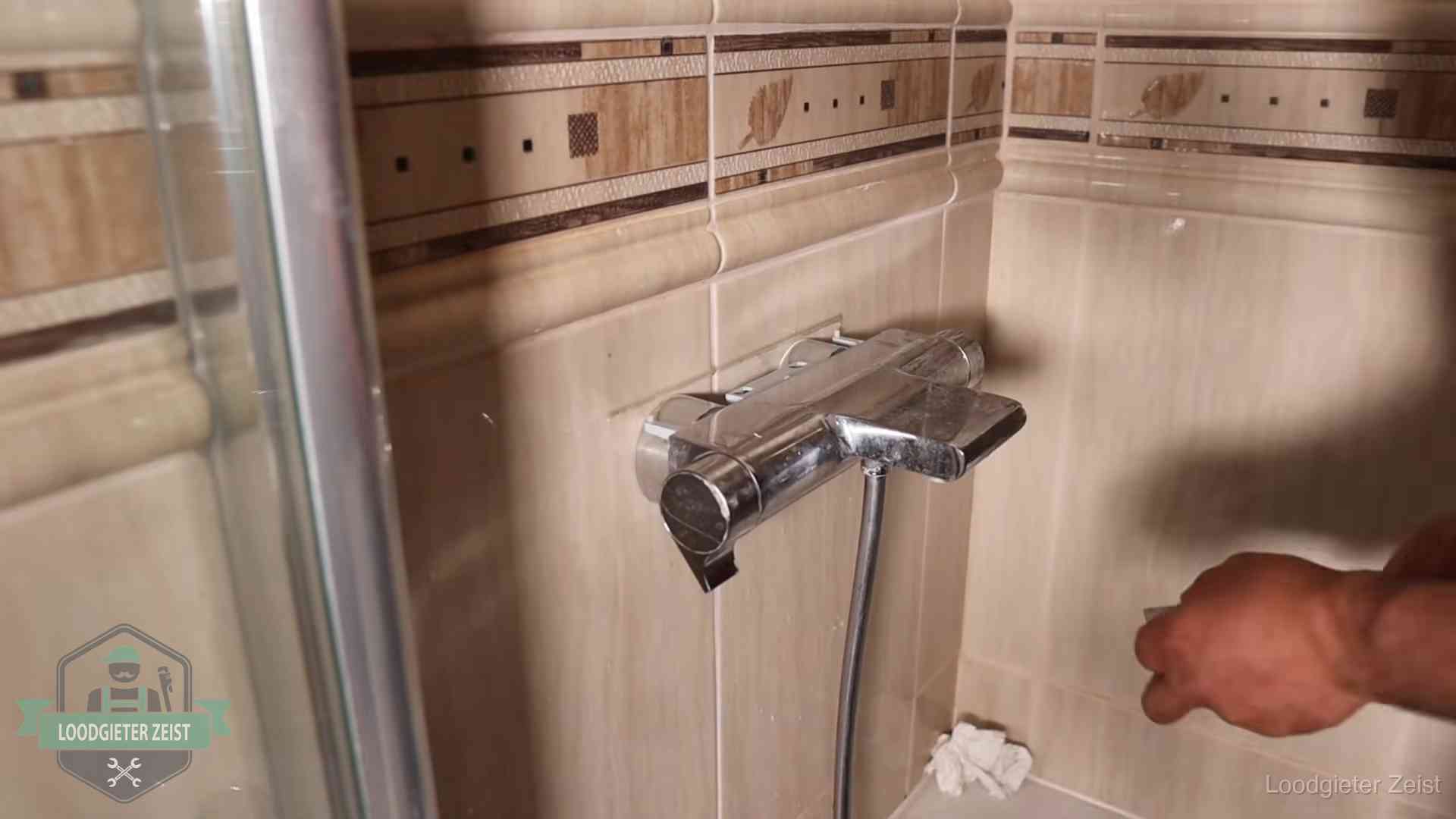 Verkalkte douche-mengkraan in Zeist, hetzelfde kalk dat zich in de warmtewisselaar afzet