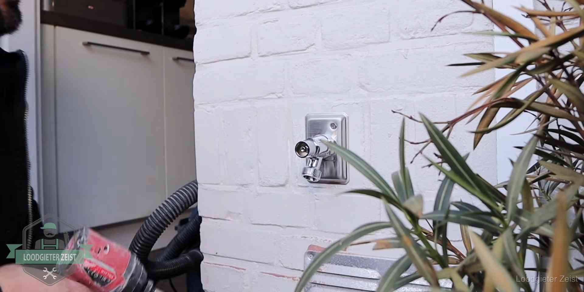Chromen kraan op een muurplaat bij een woning in Zeist, dichtdraaien is stap een van de lektest