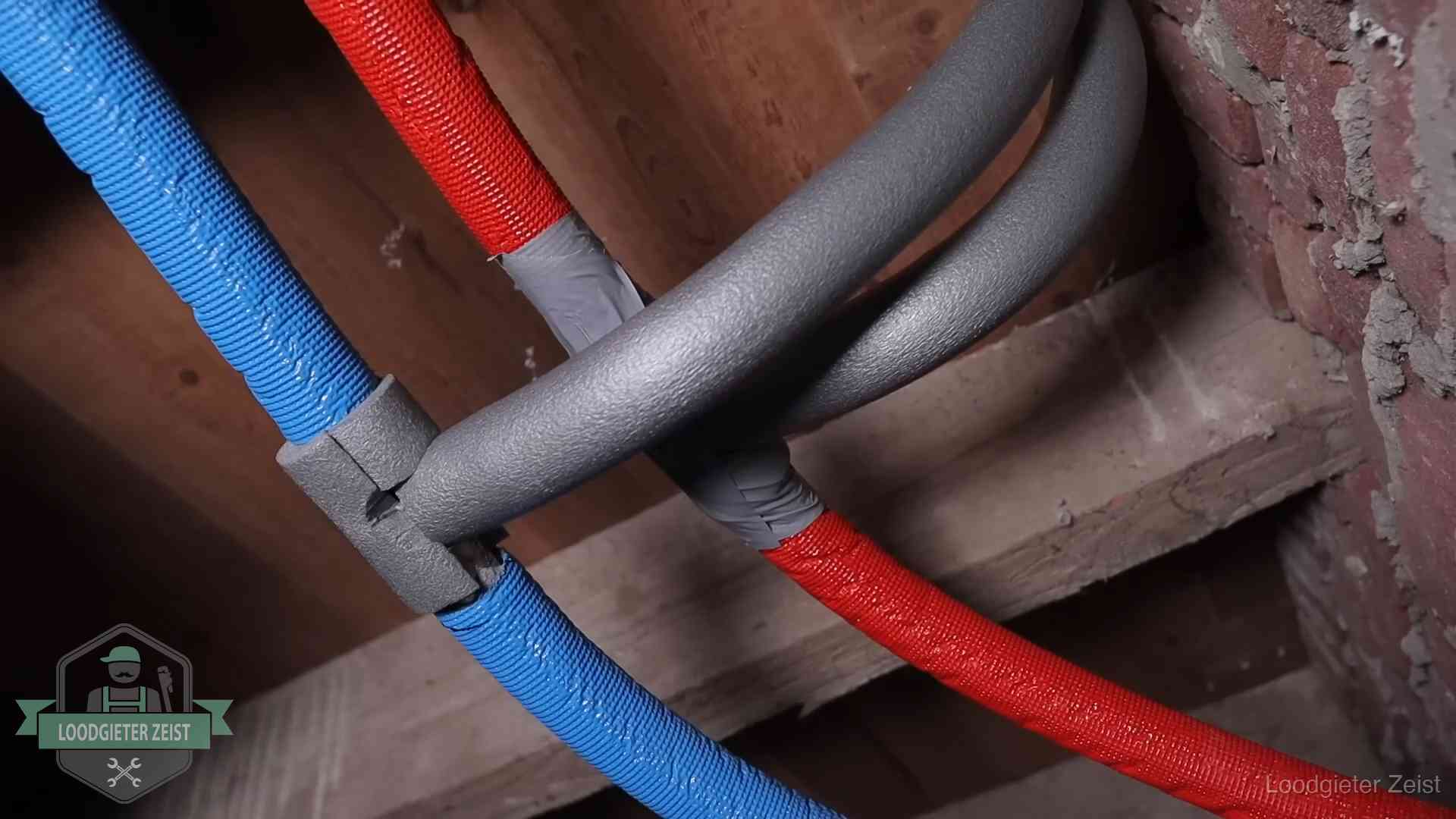 Bevroren leidingen voorkomen in Zeist Geïsoleerde waterleidingen langs houten balken tegen bevriezing in Zeist