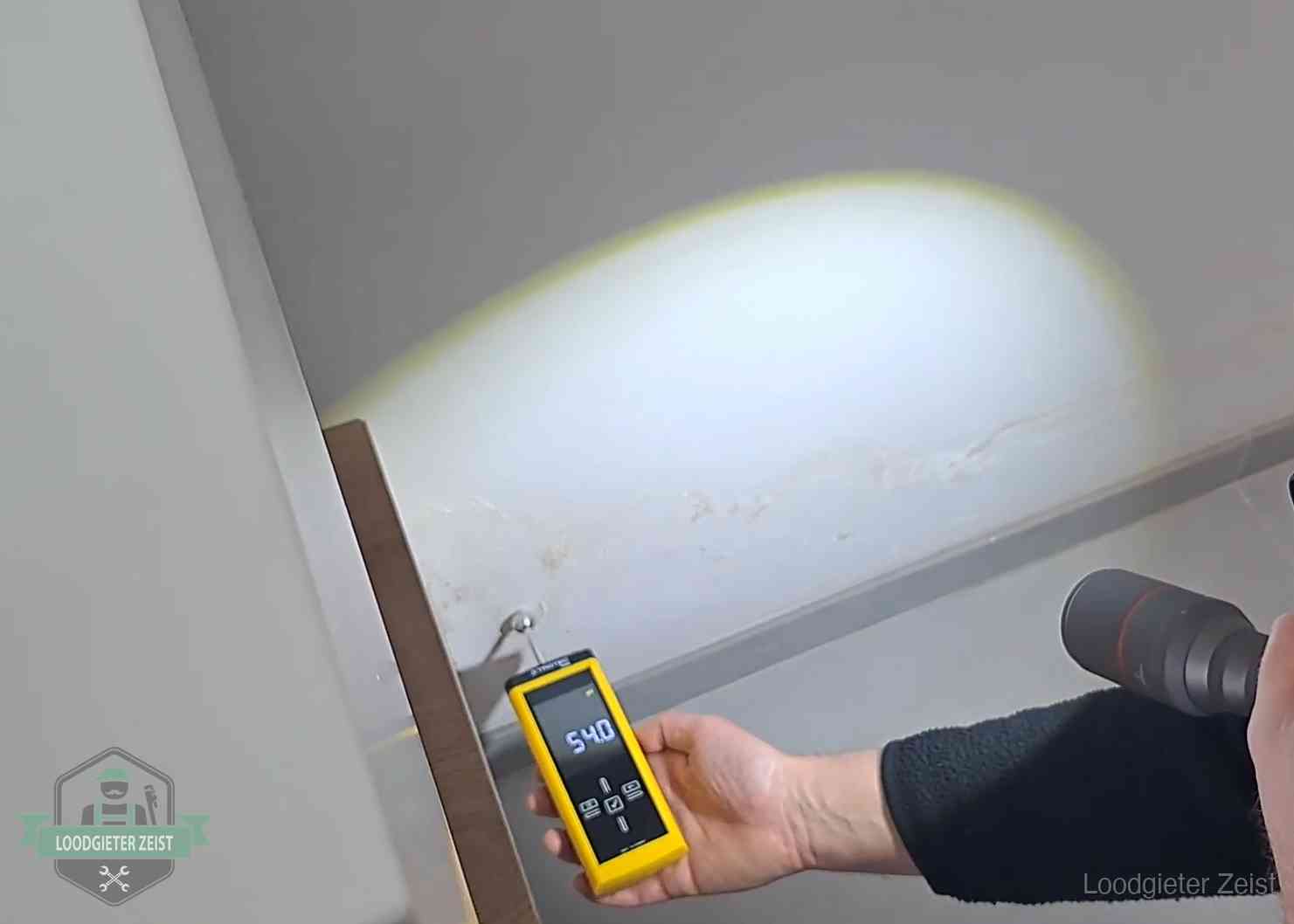 Lekdetectie-technieken in Zeist Vochtmeter tegen een natte wand met lekkagesporen in Zeist