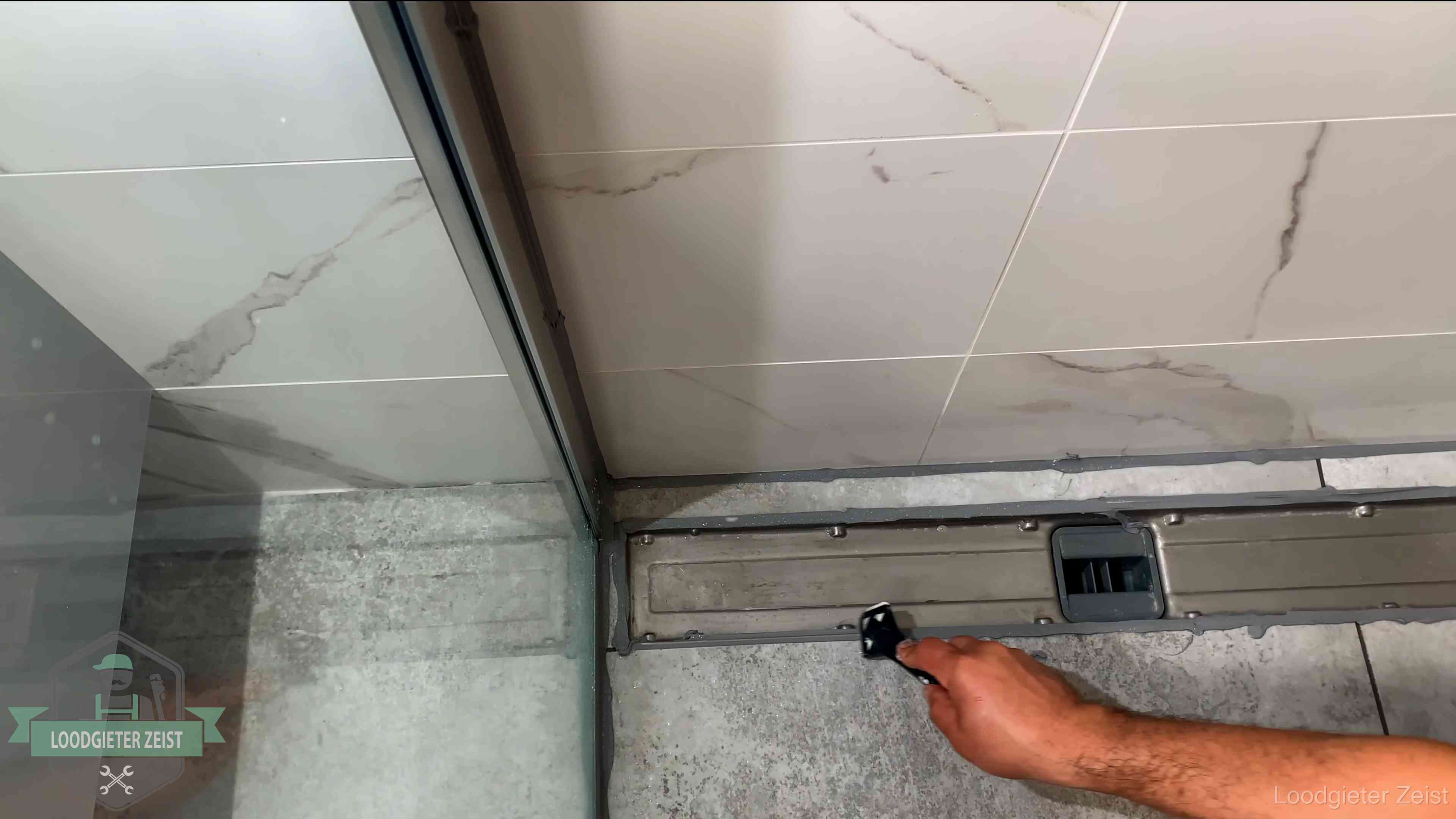 Lekkage in de badkamer verhelpen in Zeist Verse kitrand langs de douchegoot in een betegelde badkamer in Zeist