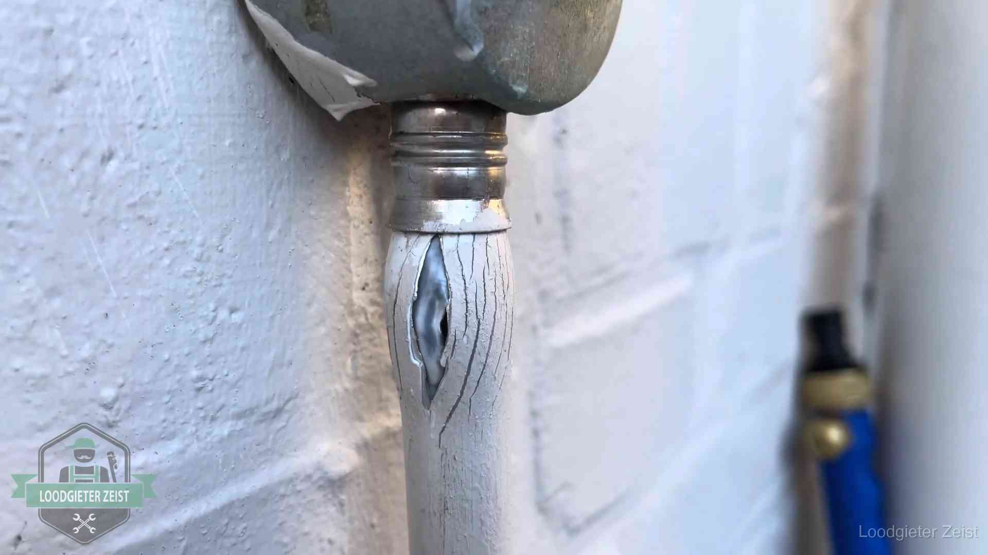 Wanneer lekdetectie in Zeist Oude waterleiding in Zeist waar de verf openscheurt, een stille aanwijzing voor een beginnend lek