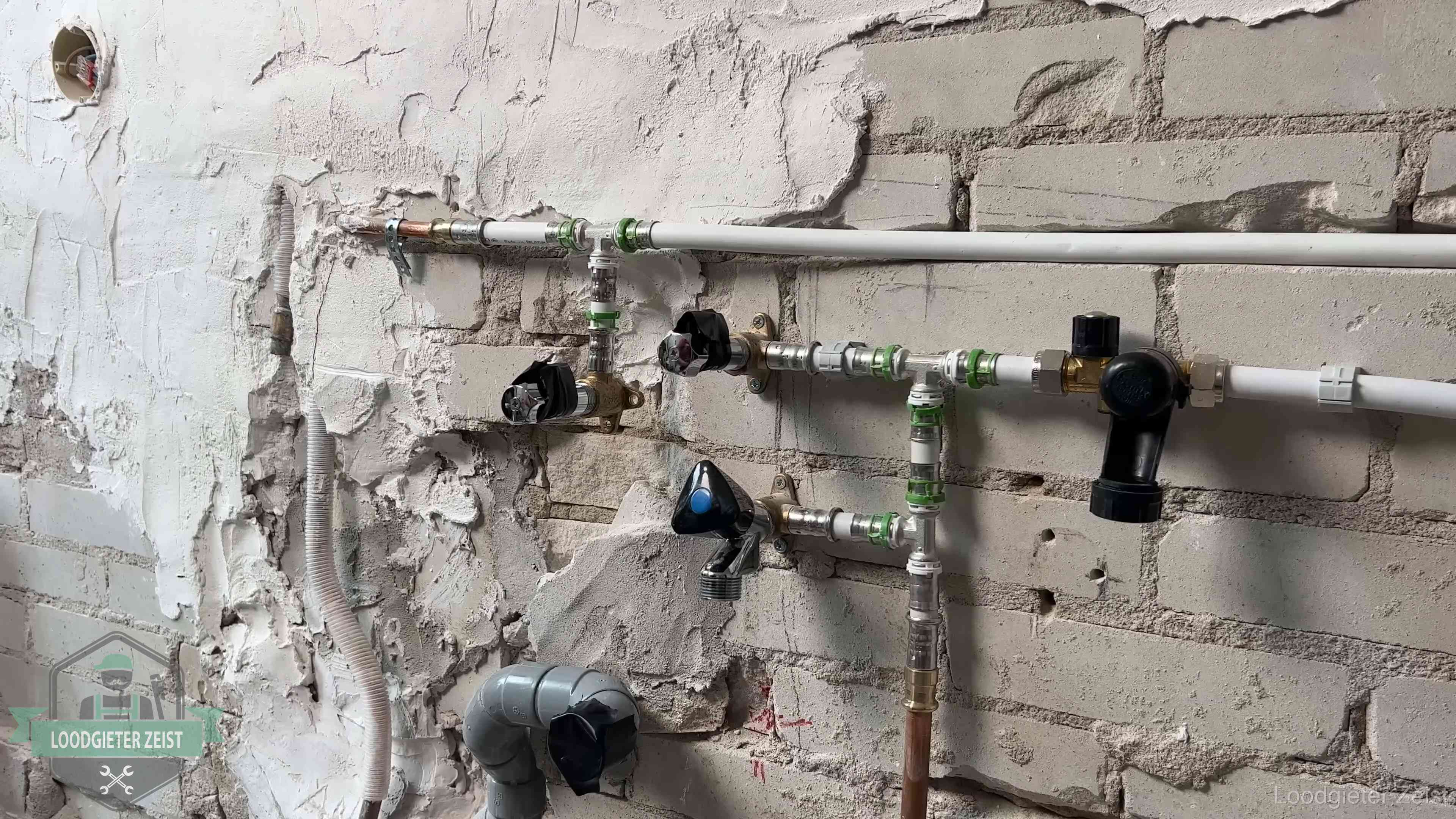 Diensten van ons loodgietersbedrijf in Zeist Nieuw aangelegd leidingwerk met persfittingen tijdens een verbouwing in Zeist