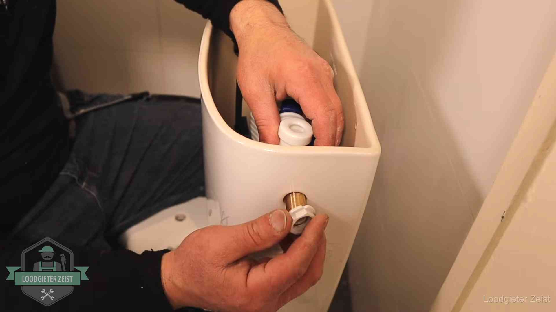 Loodgieter voor je verstopte wc in Zeist Loodgieter monteert de vlotterkraan van een stortbak bij een toilet in Zeist