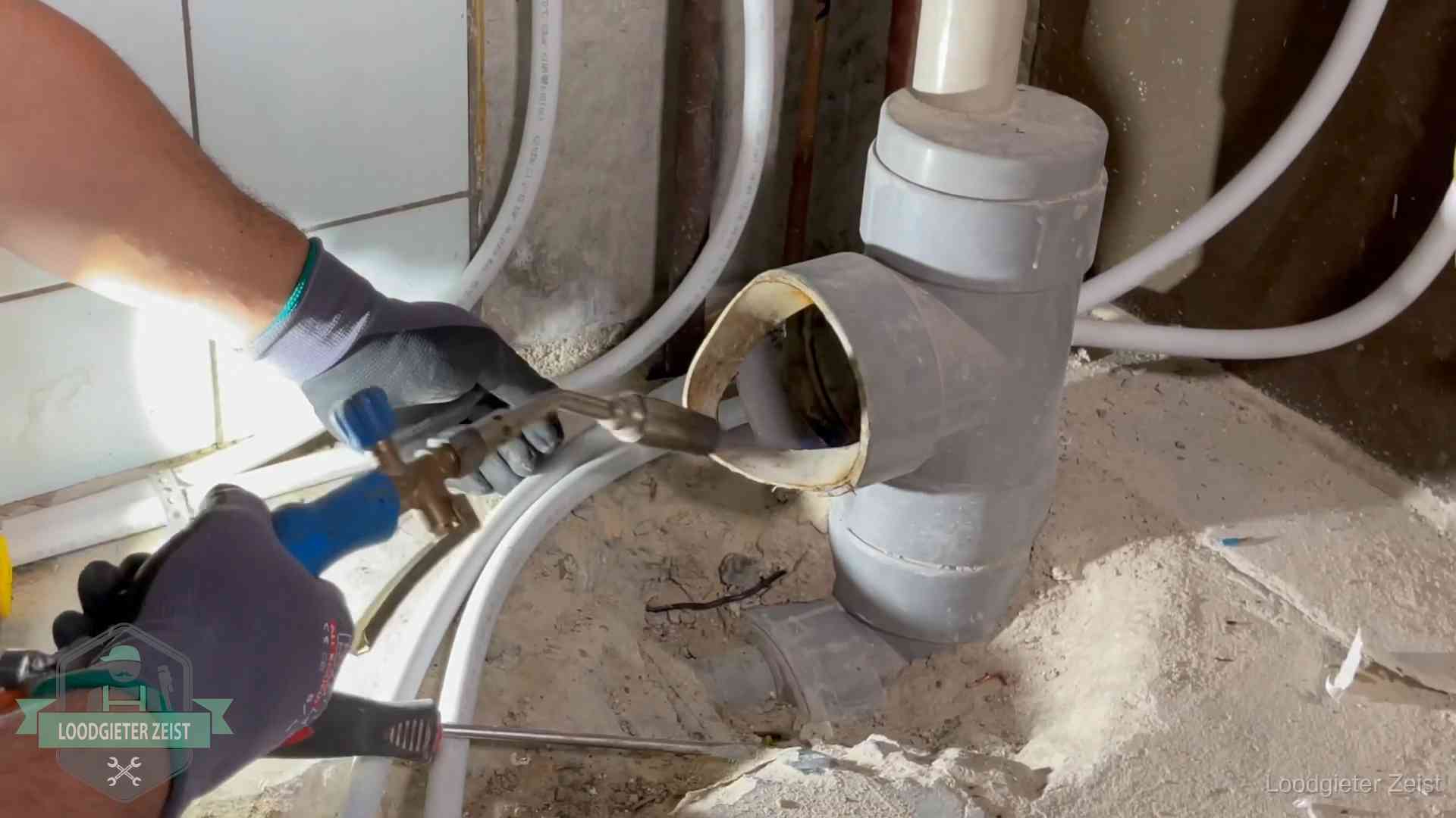 Vakmanschap van onze loodgieters in Zeist Loodgieter werkt met brander en messing kraanwerk aan leidingen in Zeist