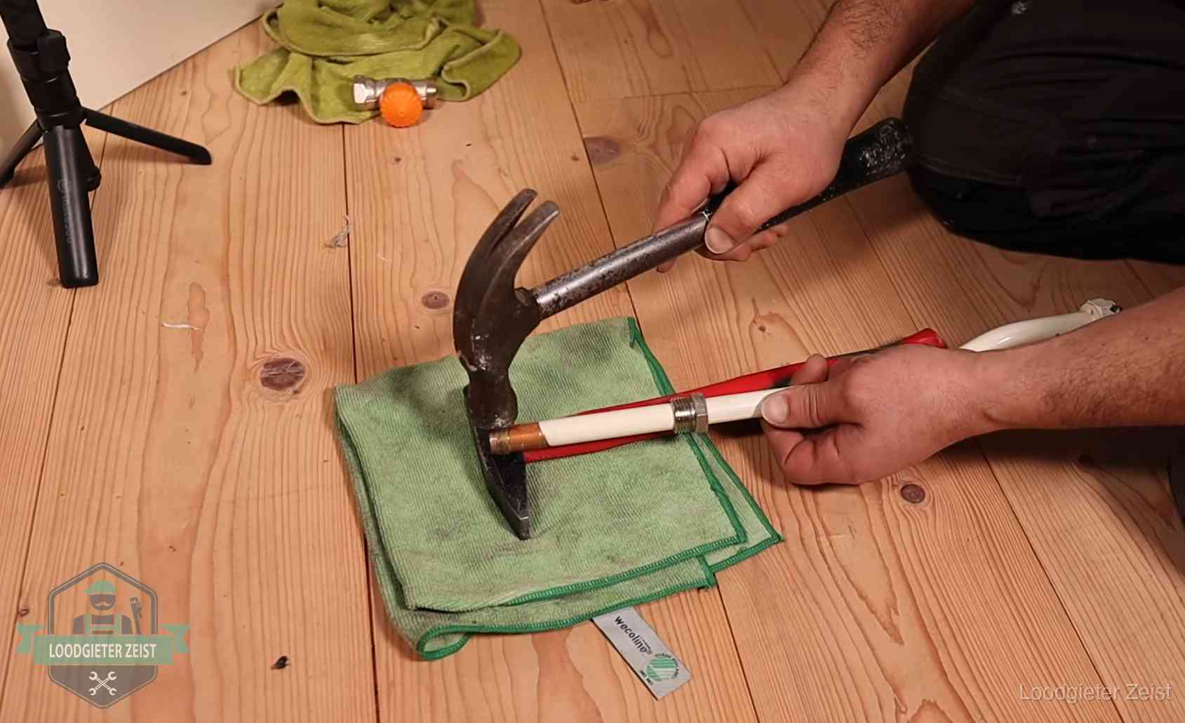 Rode vlaggen bij loodgieters in Zeist Geimproviseerd gereedschap bij een klus in Zeist, een teken om op te letten wie je binnenhaalt