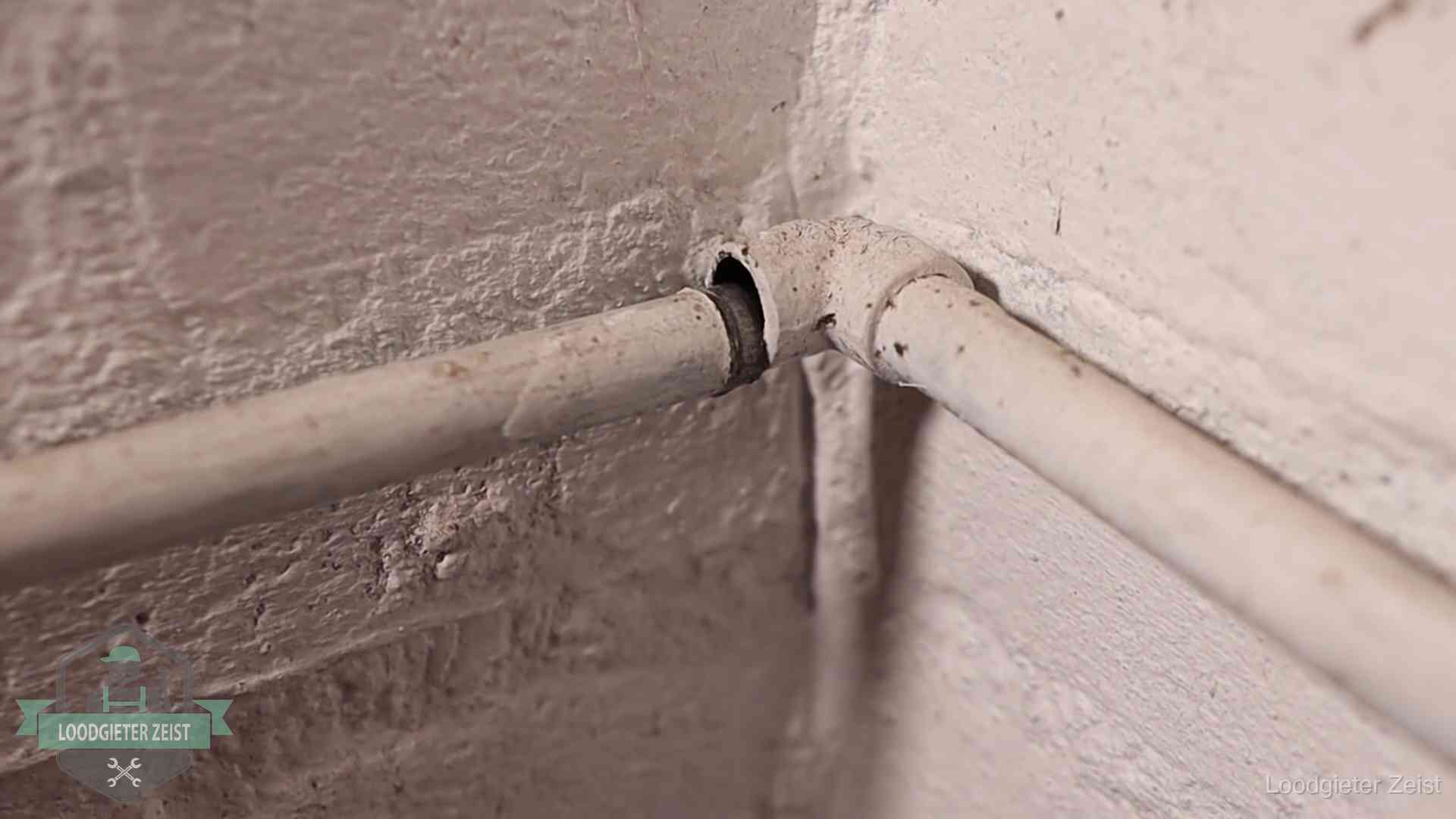 Oude waterleidingen en verborgen lekkage in Zeist Oude geverfde waterleiding met een losliggende fitting in een woning in Zeist