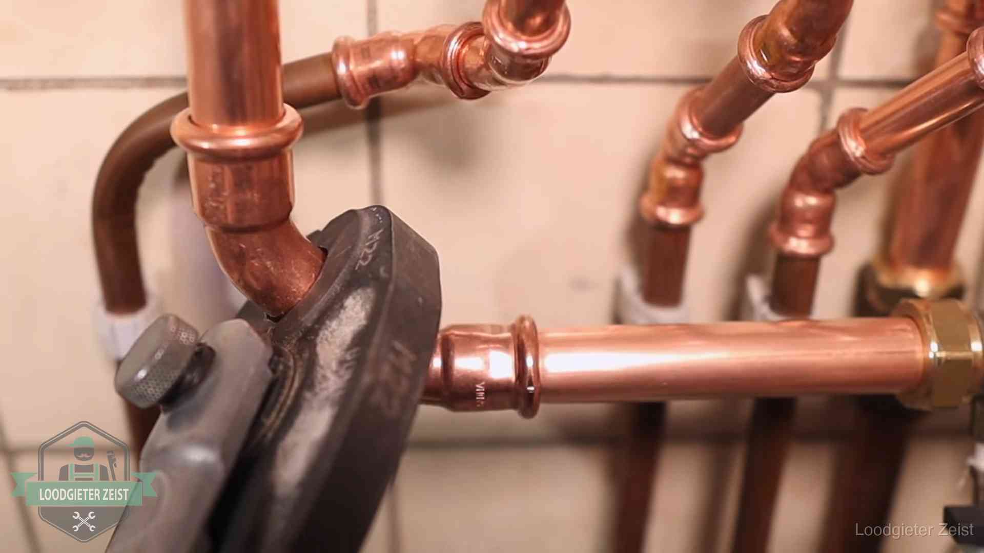 Werkwijze van ons loodgietersbedrijf in Zeist Persmachine perst een koperen fitting op nieuw leidingwerk in Zeist