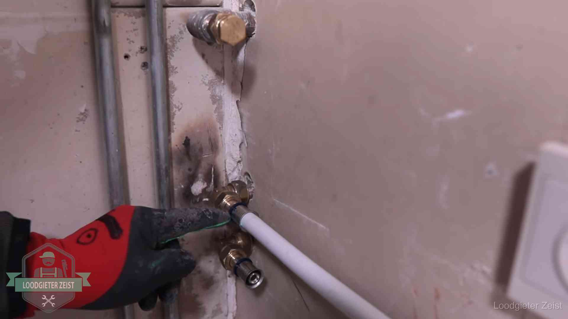 Garantie op loodgieterswerk in Zeist Loodgieter wijst de persfitting op nieuwe muuraansluitingen aan in een woning in Zeist