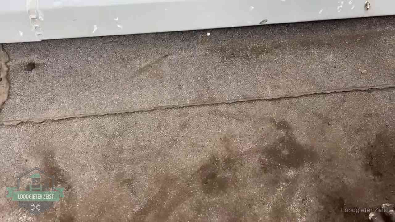 Vochtplekken bij de naad van een plat dak na aanhoudende regen in Zeist