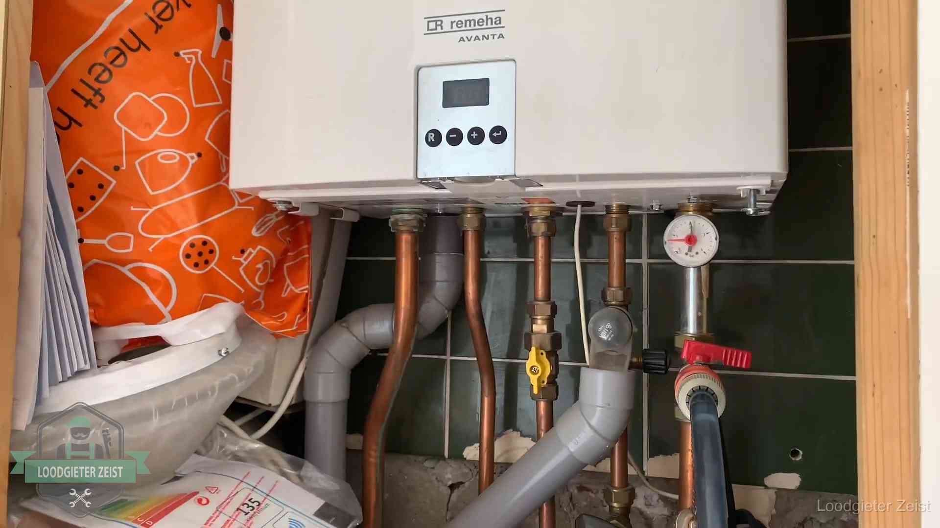 Oudere Remeha cv-ketel in een ketelkast in een woning in Zeist