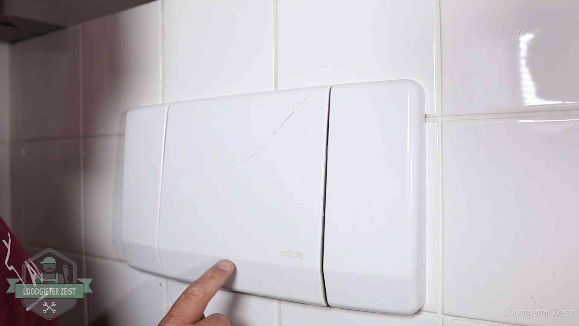 Oorzaken van een verstopte wc in Zeist Bedieningspaneel van een inbouwreservoir van een hangend toilet in Zeist