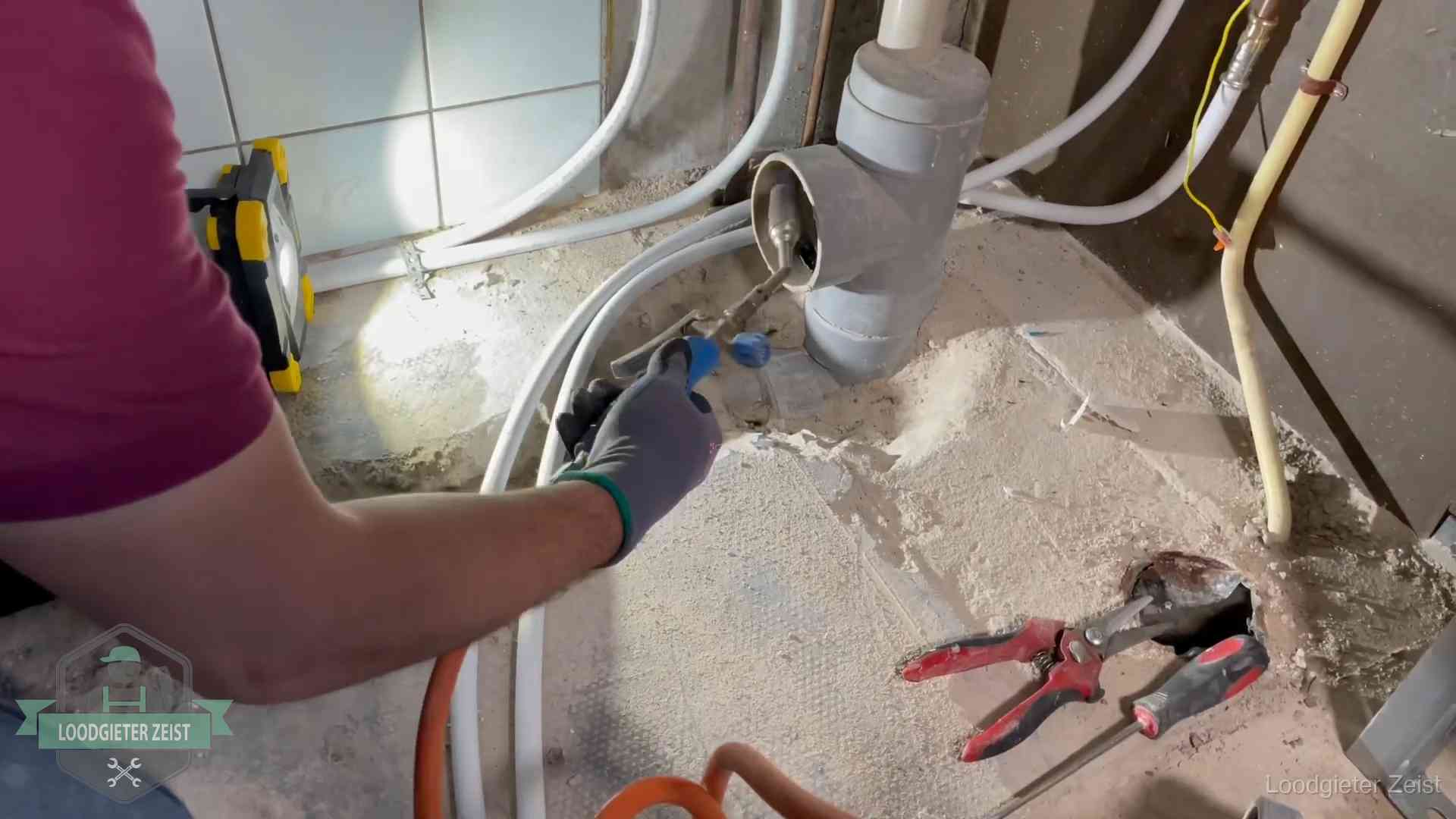 Standleiding en gedeelde leidingen in Zeist Loodgieter werkt aan leidingen bij een pvc-standleiding in een appartement in Zeist