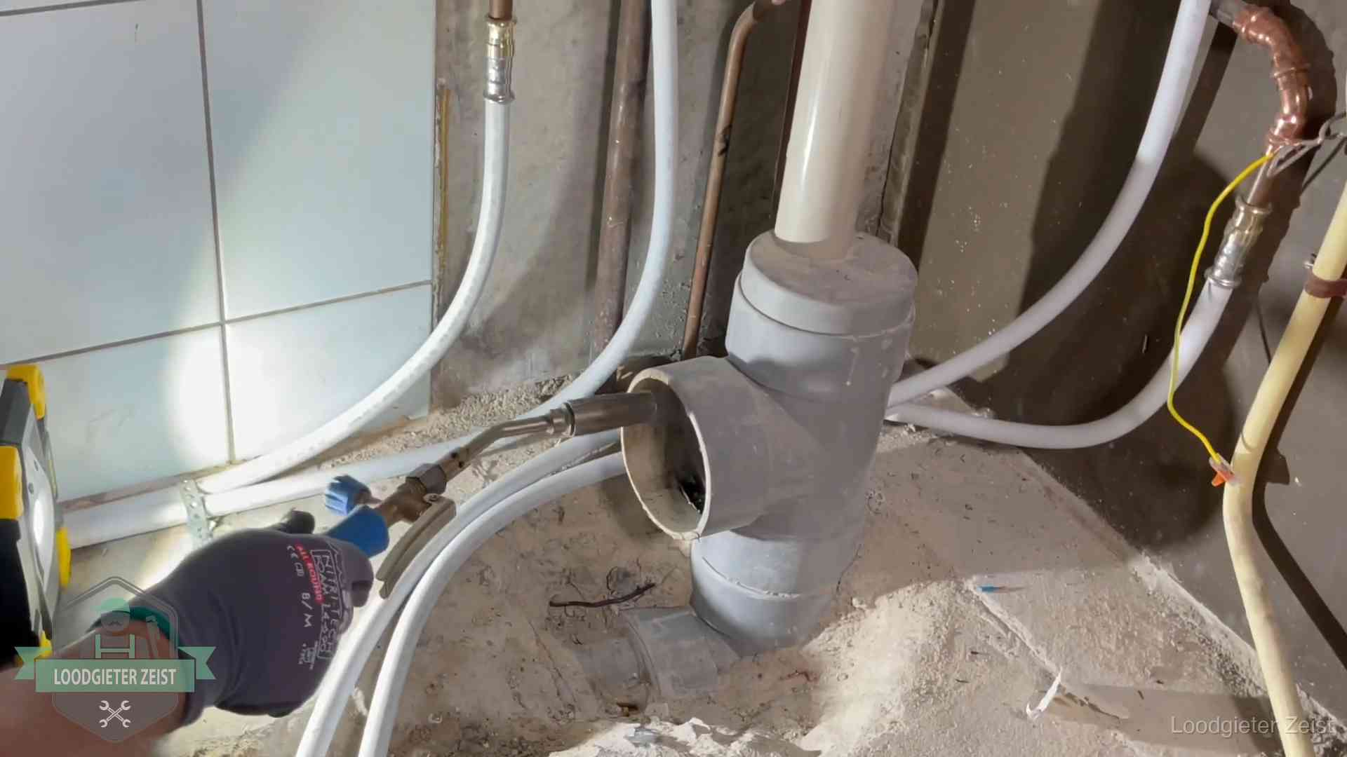 Loodgieter werkt aan leidingen bij de pvc-standleiding van een huurwoning in Zeist