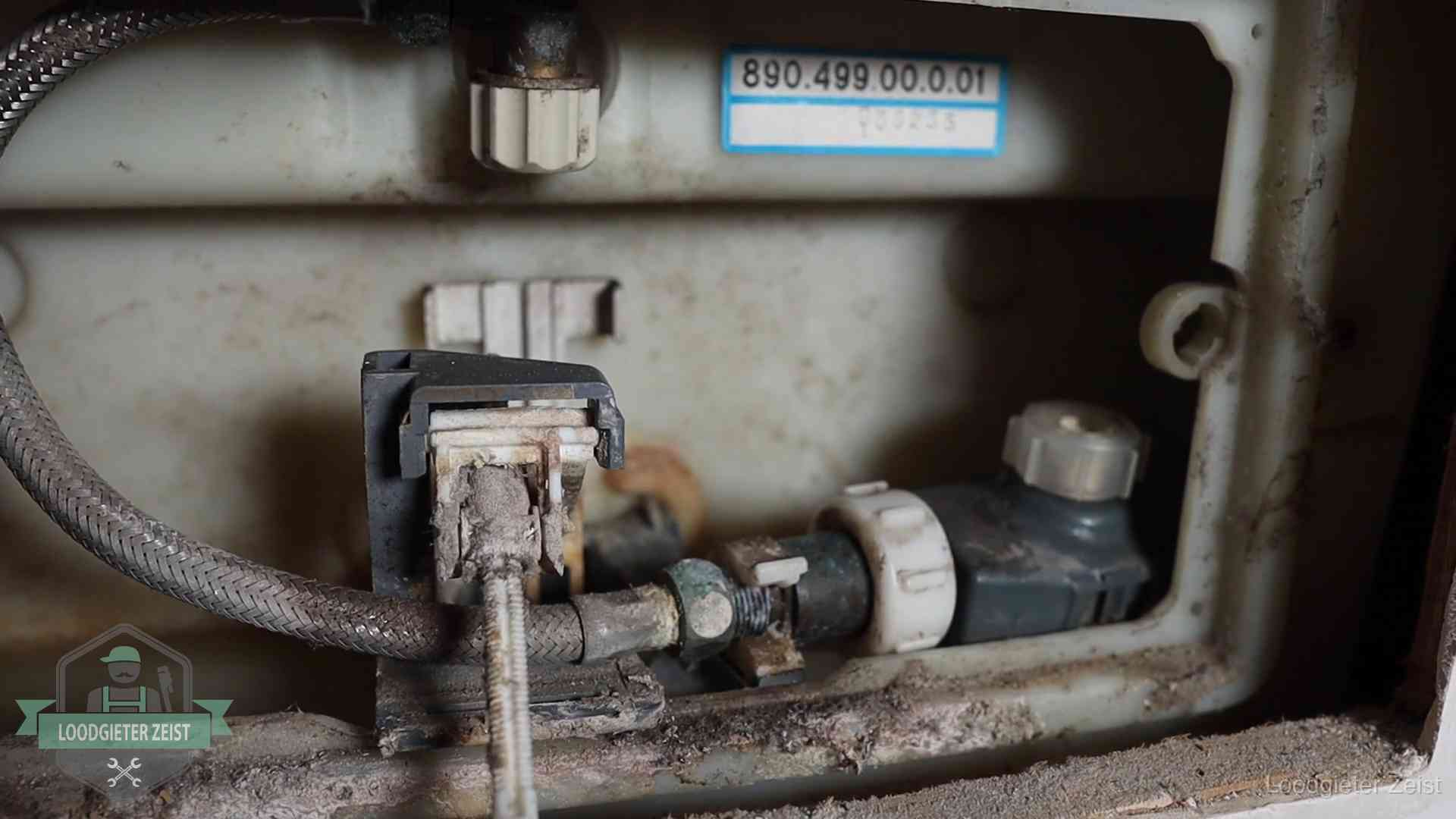 Stortbak en spoelmechanisme in Zeist Verkalkt binnenwerk van een stortbak met vlotterkraan in Zeist