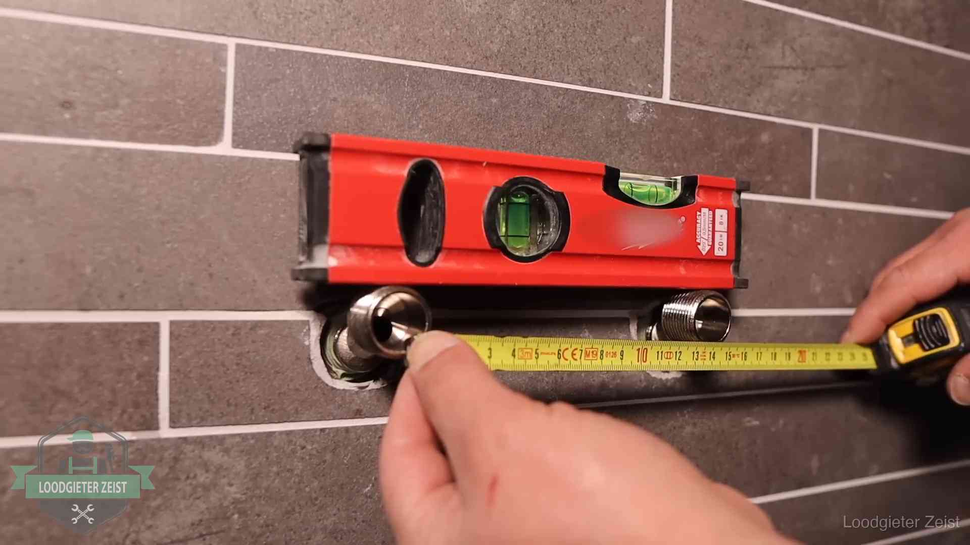 Kwaliteit en je vangnet als klant in Zeist Waterpas en duimstok bij kraan-aansluitpunten in een badkamer in Zeist