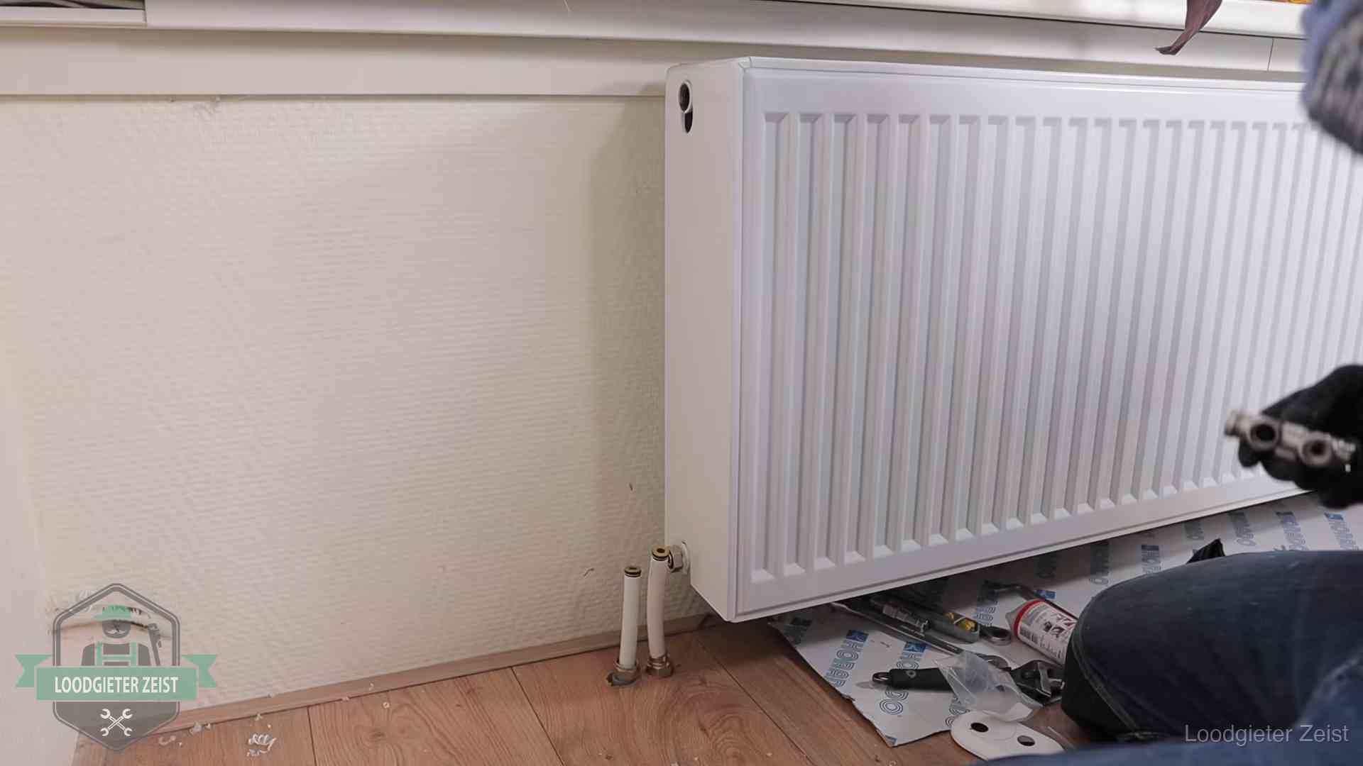 Nieuw gemonteerde radiator in een woonkamer in Zeist