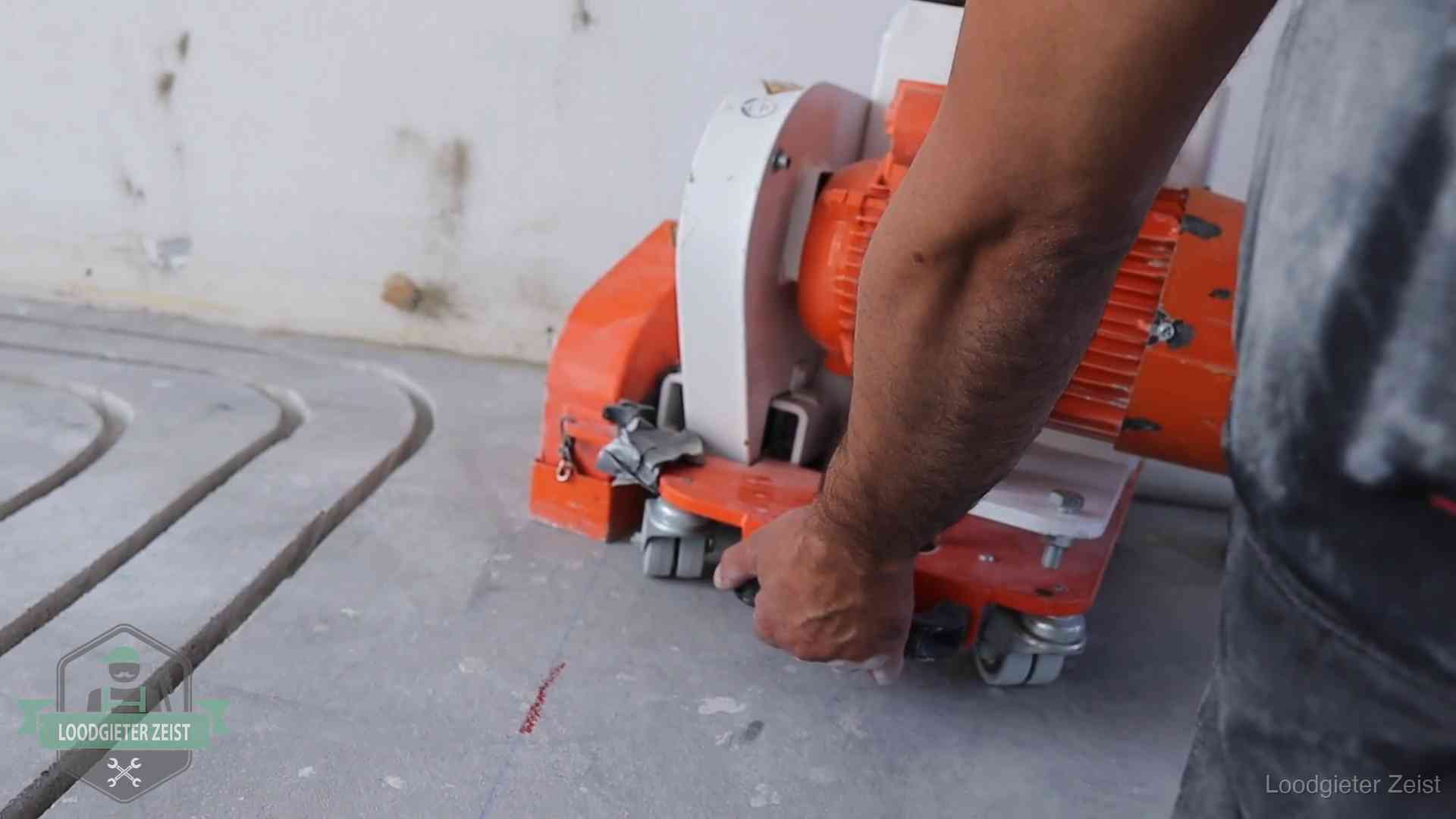 Lekkage in de vloerverwarming opsporen in Zeist Sleuvenpatroon voor vloerverwarming in de dekvloer van een woning in Zeist
