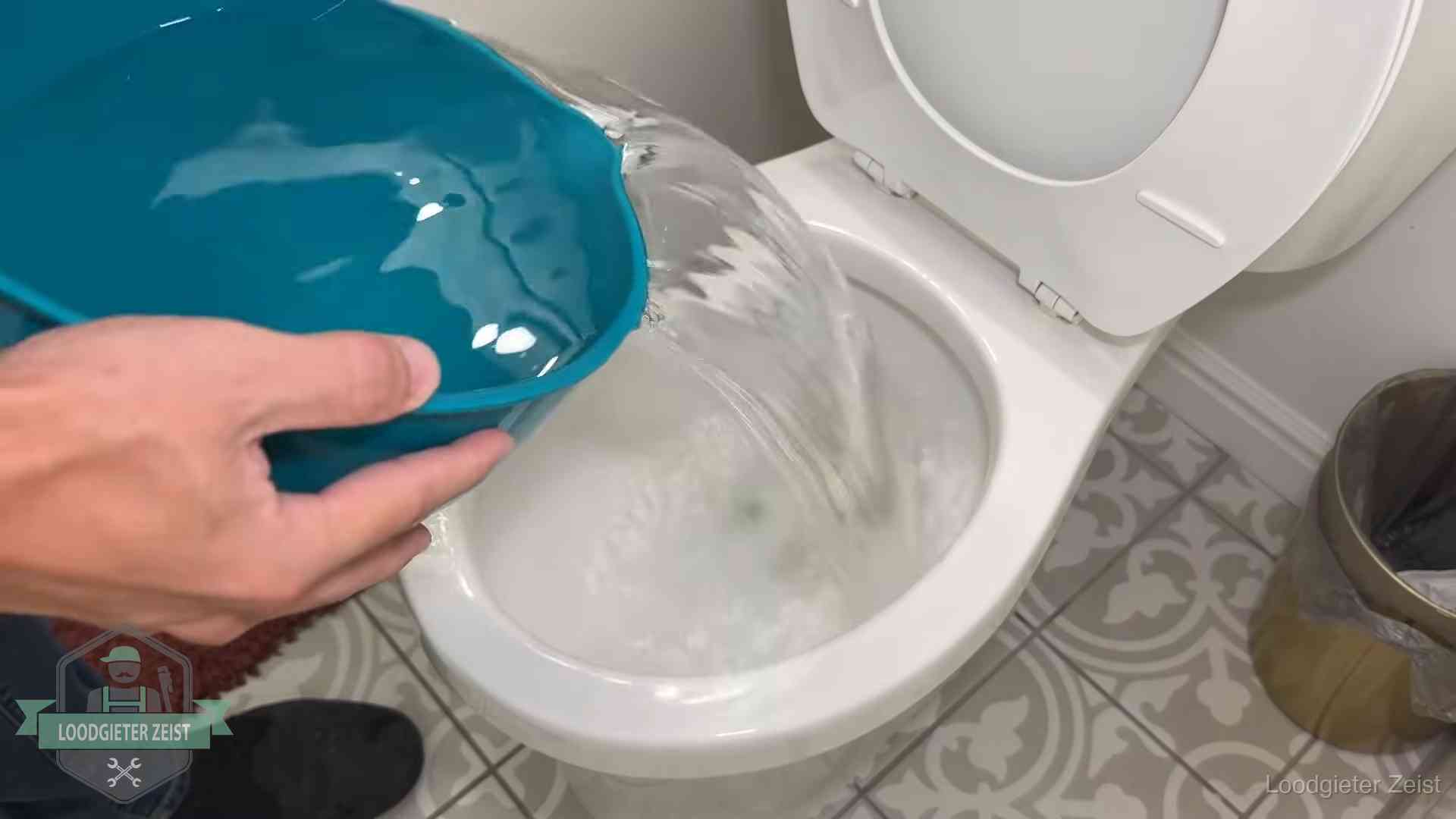 De warm-water-methode in Zeist Warm water wordt voorzichtig in de wc-pot gegoten in Zeist