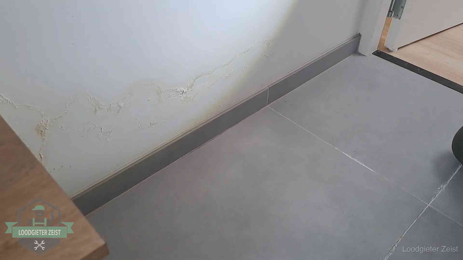 Waterschade met kalkuitbloeiing op een binnenwand in Zeist, vastgelegd voor de verzekering