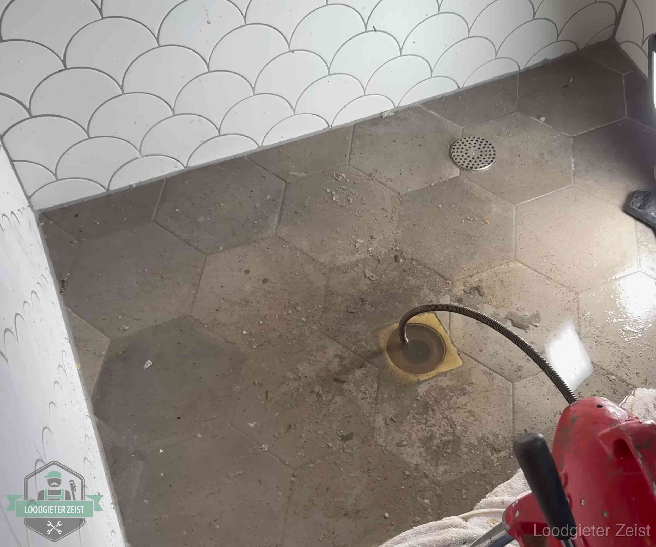 Stank uit wc of vloerput in Zeist Vloerput met waterslot in een badkamer in Zeist, een bron van stank als het waterslot droogstaat