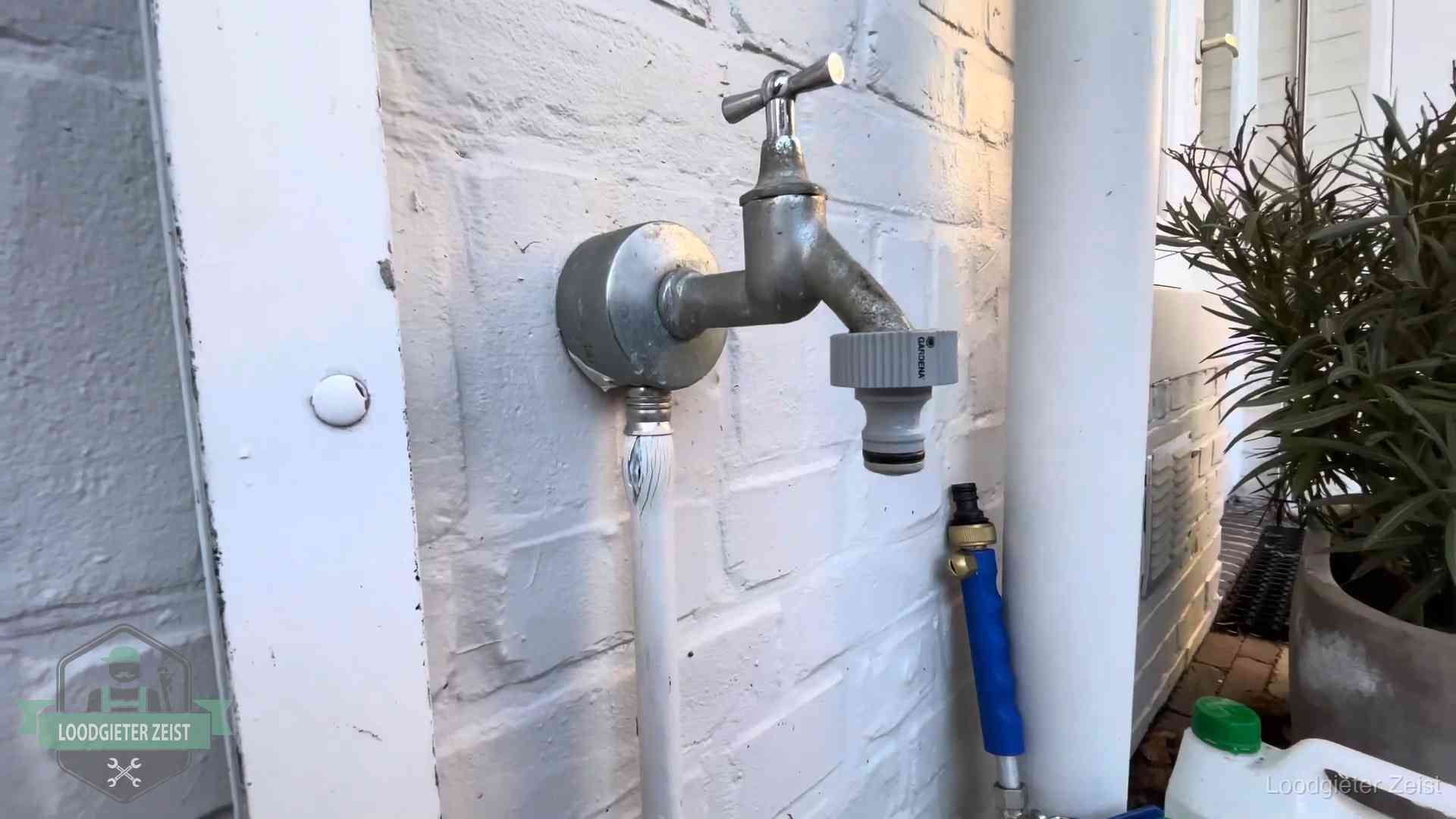 Hoge waterrekening in Zeist Buitenkraan met slangaansluiting bij een woning in Zeist, sluipverbruik zie je terug op de waterrekening
