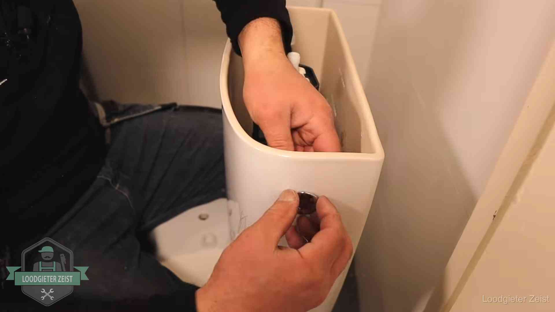 Je wc verstoppingsvrij houden in Zeist Drukknop van een duoblok-stortbak wordt gemonteerd bij een toilet in Zeist