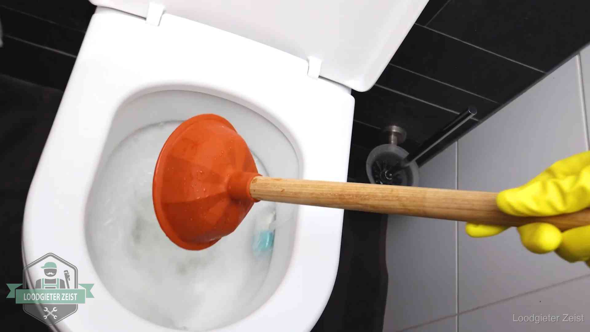 Wc ontstoppen met de plopper in Zeist Plopper wordt in de wc-pot gedrukt bij het ontstoppen van een toilet in Zeist
