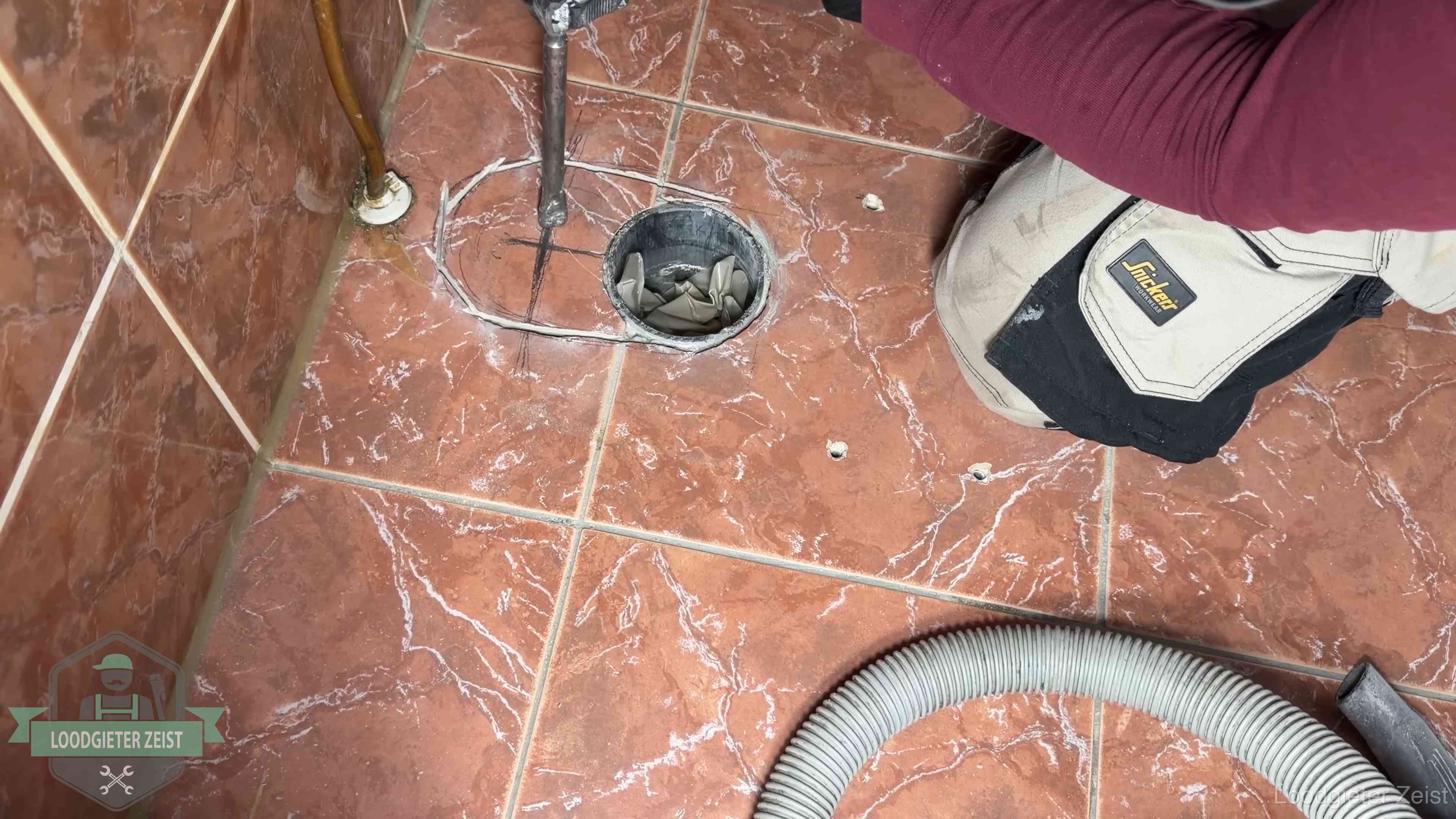 Wc-pot demonteren en terugplaatsen in Zeist Open rioolaansluiting in de vloer waar de wc-pot is gedemonteerd in Zeist