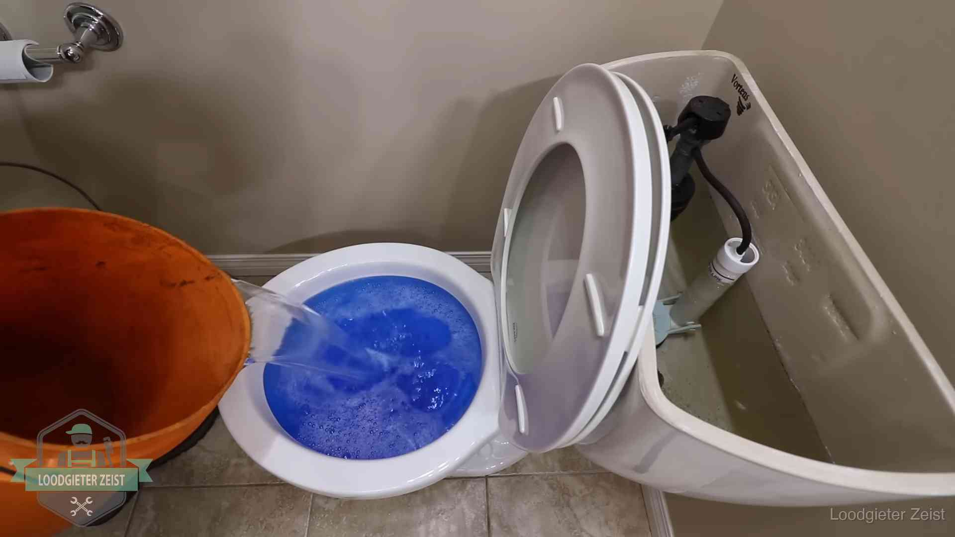 Water komt omhoog in de wc in Zeist Water bij de wc-pot wordt met een emmer weggewerkt om schade te beperken in Zeist