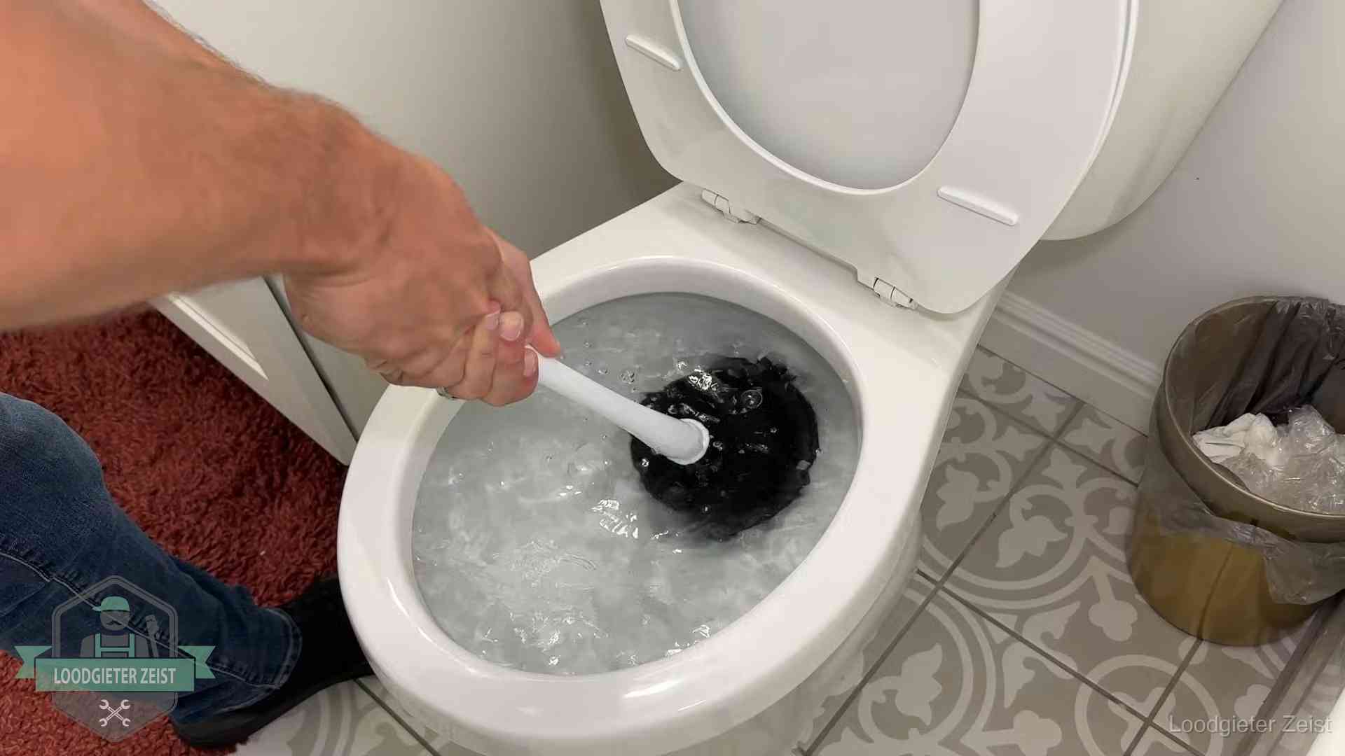 Zelf je wc ontstoppen in Zeist Zelf de wc ontstoppen met een plopper in Zeist, het water kolkt in de pot