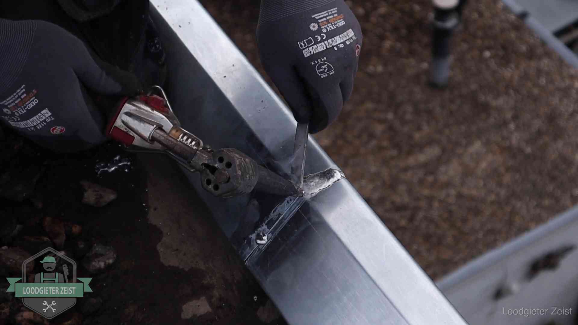 Zinken naad solderen op een dak in Zeist, vakwerk waar het bij zelf repareren vaak misgaat