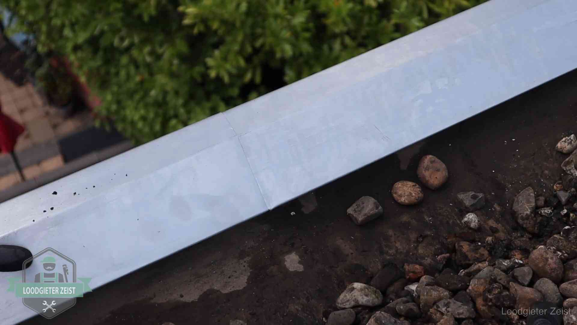 Strak gesoldeerd naaddetail in een zinken daktrim op een dak in Zeist